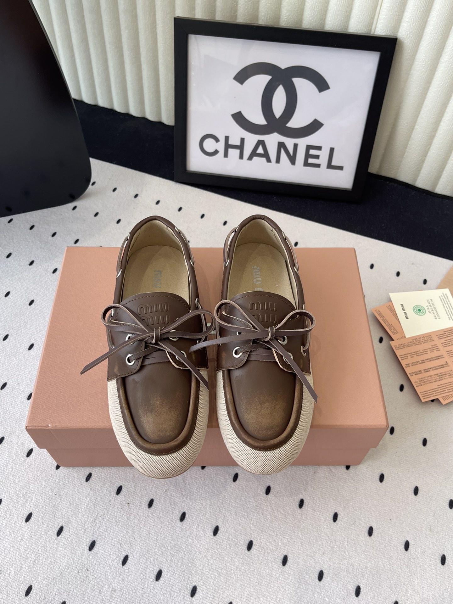 NO:264543,MiuMiu new bow loafers, high-version shipment, lazy people's pedal design is convenient and fast to go out, old color polishing process, imported top layer cowhide upper, original mold opening diamond sole Size: 35-40, loafers, miumiu, loafers, cowhide19860909MiuMiu新款蝴蝶结乐福鞋 高版本出货 懒人一脚蹬设计出门方便快捷 做旧擦色工艺 进口头层牛皮鞋面 原版开模菱格大底 Size: 35-40,乐福鞋,miumiu,loafers,cowhide,Women's Shoes