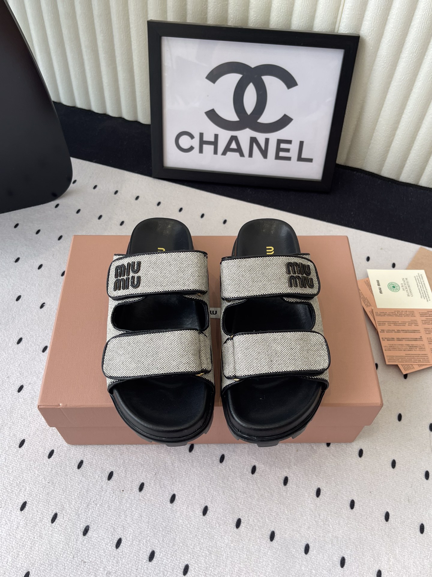 NO:264540,MiuMiu's new summer canvas slippers, high-version shipment, lightweight and comfortable on the feet, with letters, micro-marked details, imported canvas upper, sheepskin lining, original 1:1 patterned sole Size: 35-40, slippers, miumiu, slippers, sheepskin19860909MiuMiu新款夏季帆布拖鞋 高版本出货 上脚轻便柔软舒服 搭配字母微标细节拉满 进口帆布鞋面 羊皮内里 原版1:1花纹大底 Size: 35-40,拖鞋,miumiu,slippers,sheepskin,Women's Shoes