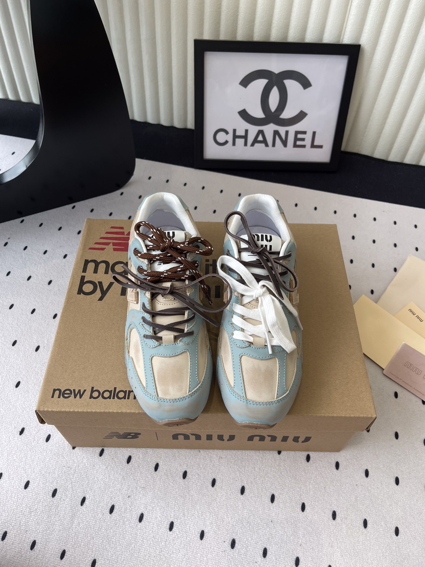 NO:264534,Miu Miu New Balance530 co-branded 25ss spring and summer couples semi-mopping super popular No matter how you wear it, please don't miss this pair of 530 series sneakers. Very easy to match. Very fashionable. A must-have item for fashionable essence. The original one-to-one replica restores more than 30 parts. It uses computer scanning to make and assemble it, from needlework to cow reverse fur and cow fur, perfectly replicate the inner and outer structure. The superposition and layered wiring method is extremely complex. Fabric, imported cow reverse fur, inner sheepskin and mesh cloth. The original exclusive one-to-one pair color TPU anti-slip sole. Shoelace specific two-color shoe laces plus leather cut Size35-45, casual shoes/sneakers semi-mopping, miumiu, sneakers, sheepskin19860909Miu Miu New Balance530联名款25ss春夏情侣款半拖 超级大热门 无论你如何穿搭请都不要放过这一双530系列的运动鞋 非常好搭配 洋气到不行 时髦精必备单品 原版一比一复刻还原30多片零部件 采用电脑扫描制作扫描组装,从针线到牛反绒反毛皮粗绒质地,完美复刻内外结构 叠加分层走线做法 极其复杂 面料 进口牛反毛 内里羊皮加网布 原版独家一比一对色TPU防滑大底 鞋带特定双色鞋带加真皮裁条 Size35-45,休闲鞋/运动鞋半拖,miumiu,sneakers,sheepskin,Women's Shoes