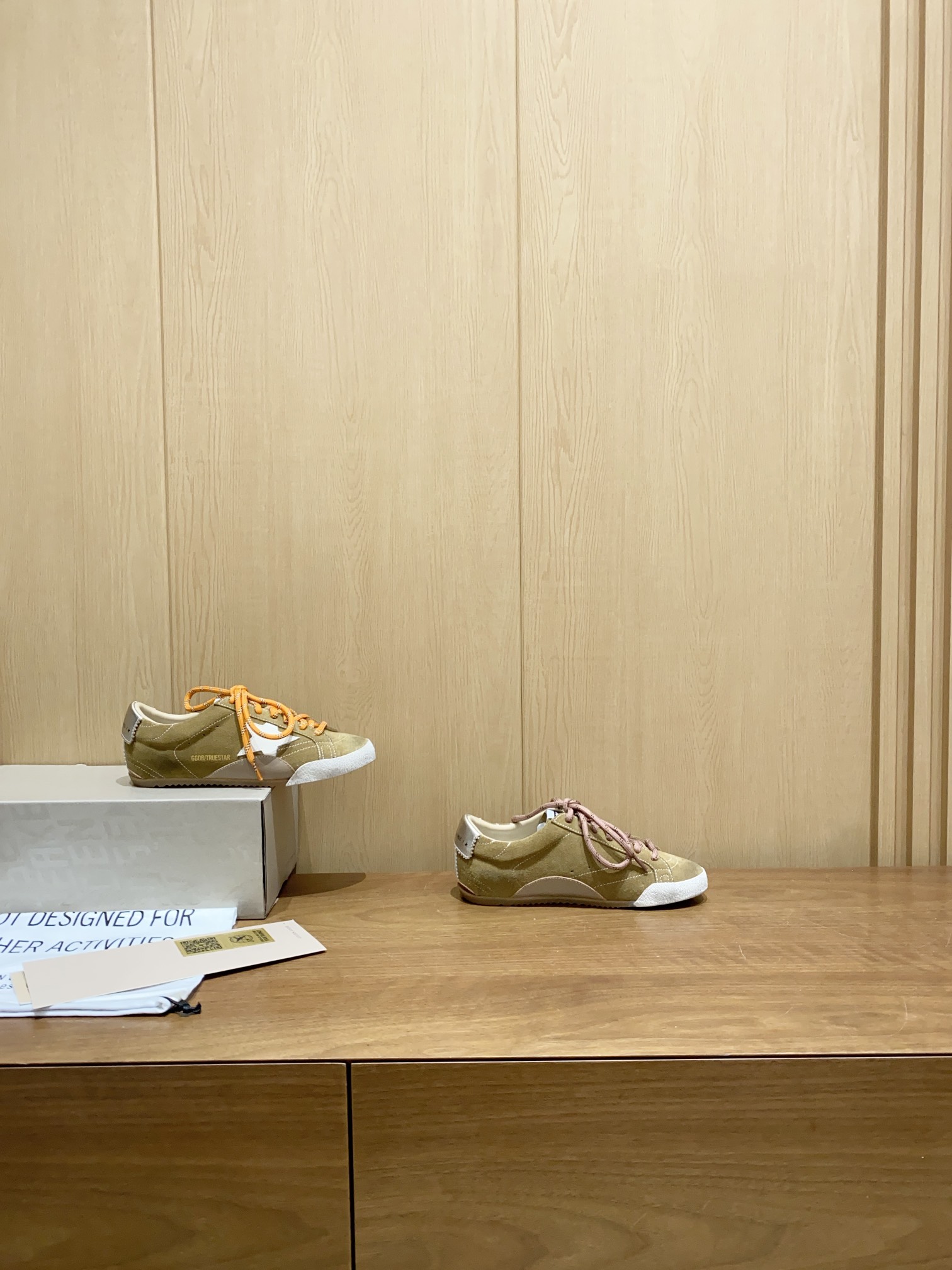 Golden Goose True Star: Retro Style with Modern Twist in Velvet and Leather Sneakers - 图片 2