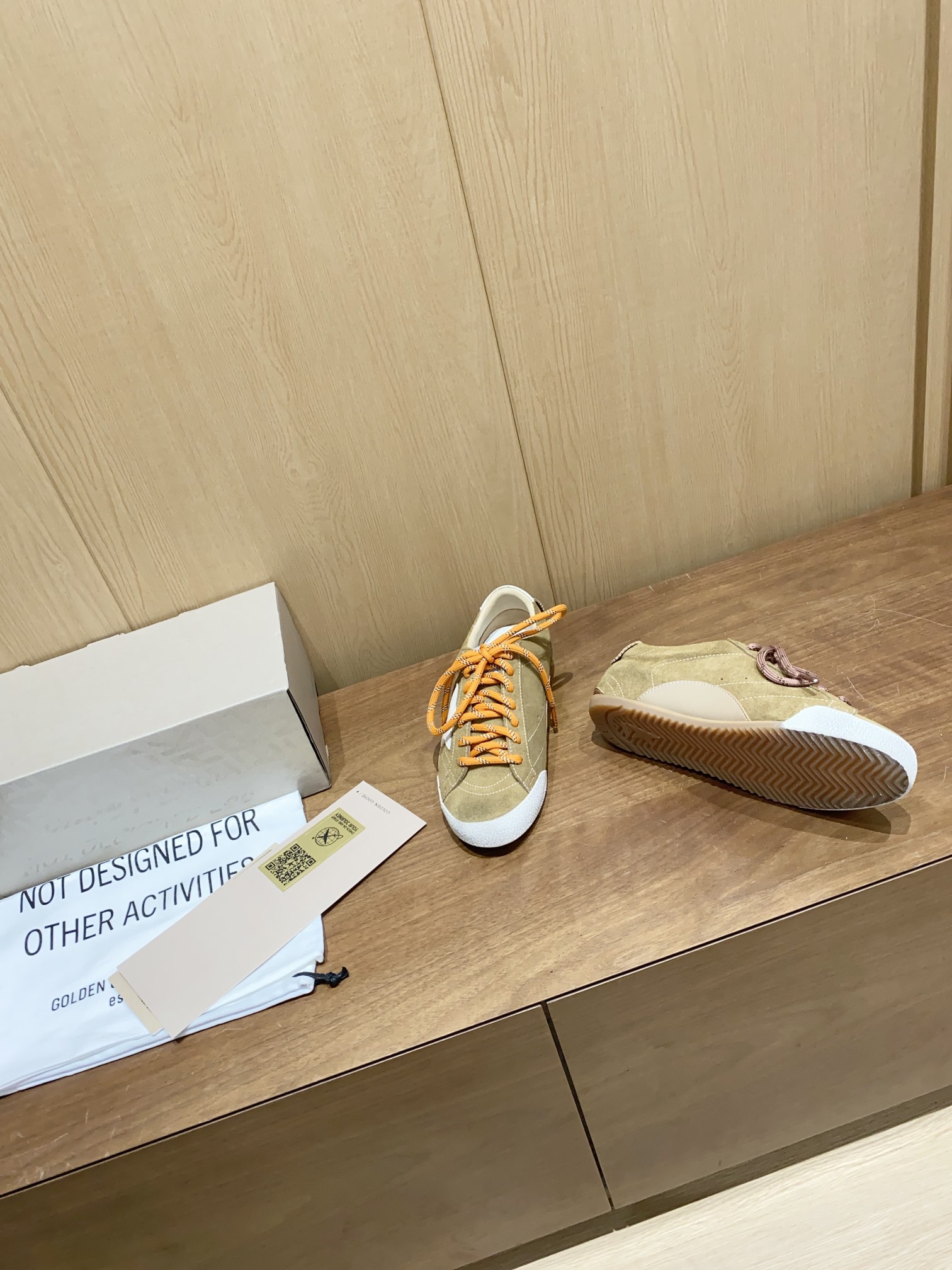 Golden Goose True Star: Retro Style with Modern Twist in Velvet and Leather Sneakers - 图片 5