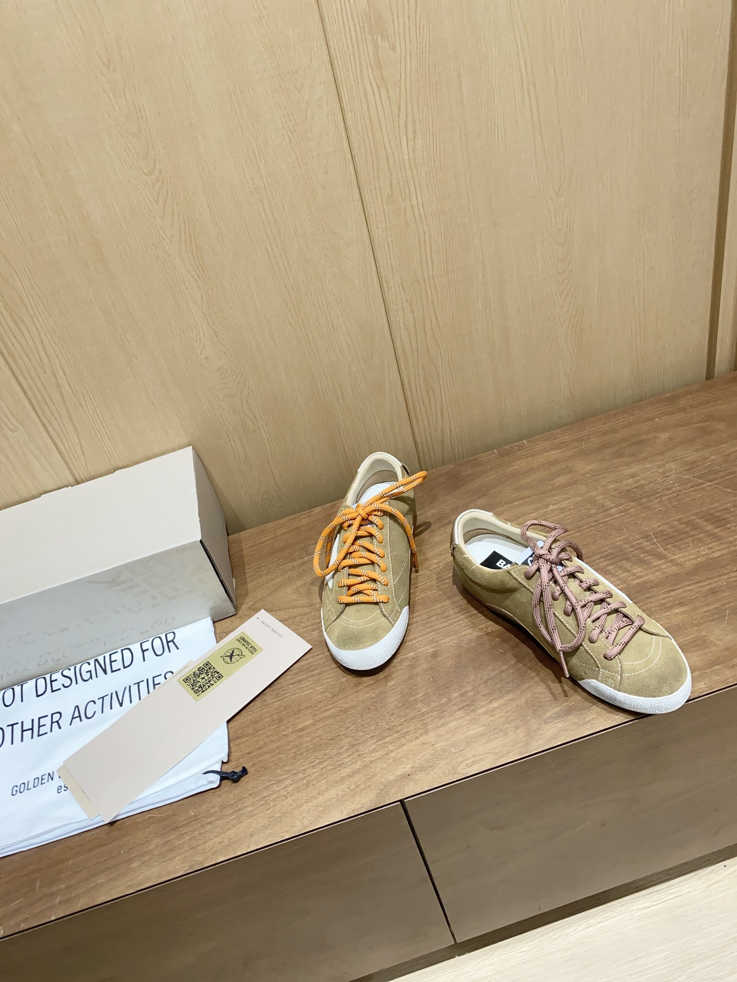 Golden Goose True Star: Retro Style with Modern Twist in Velvet and Leather Sneakers - 图片 4