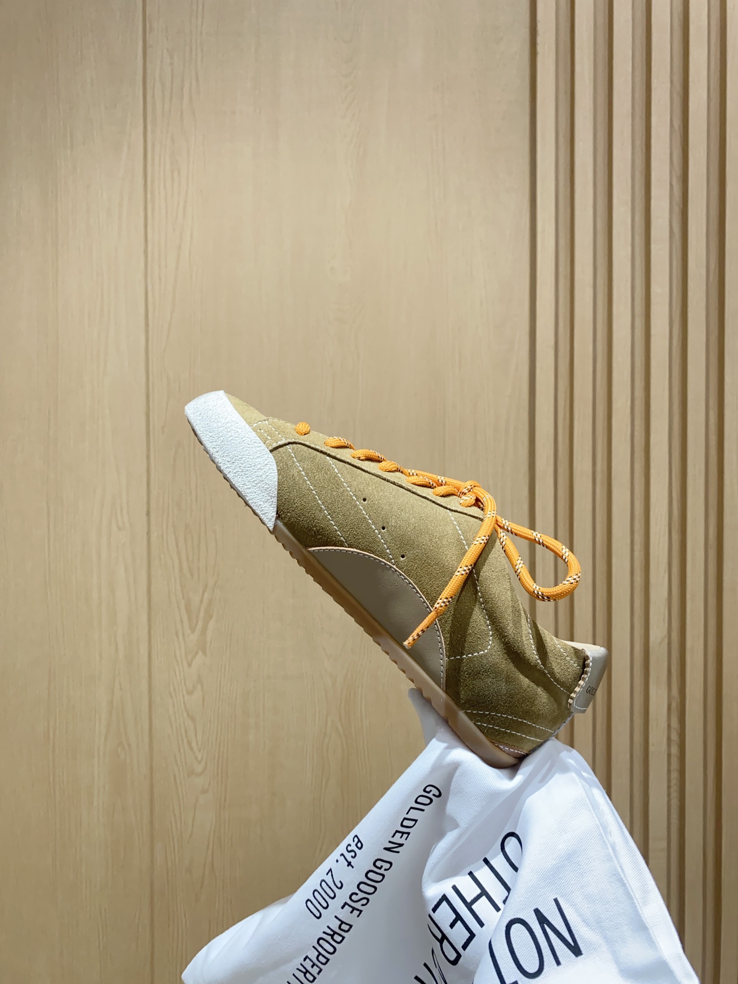 Golden Goose True Star: Retro Style with Modern Twist in Velvet and Leather Sneakers - 图片 8