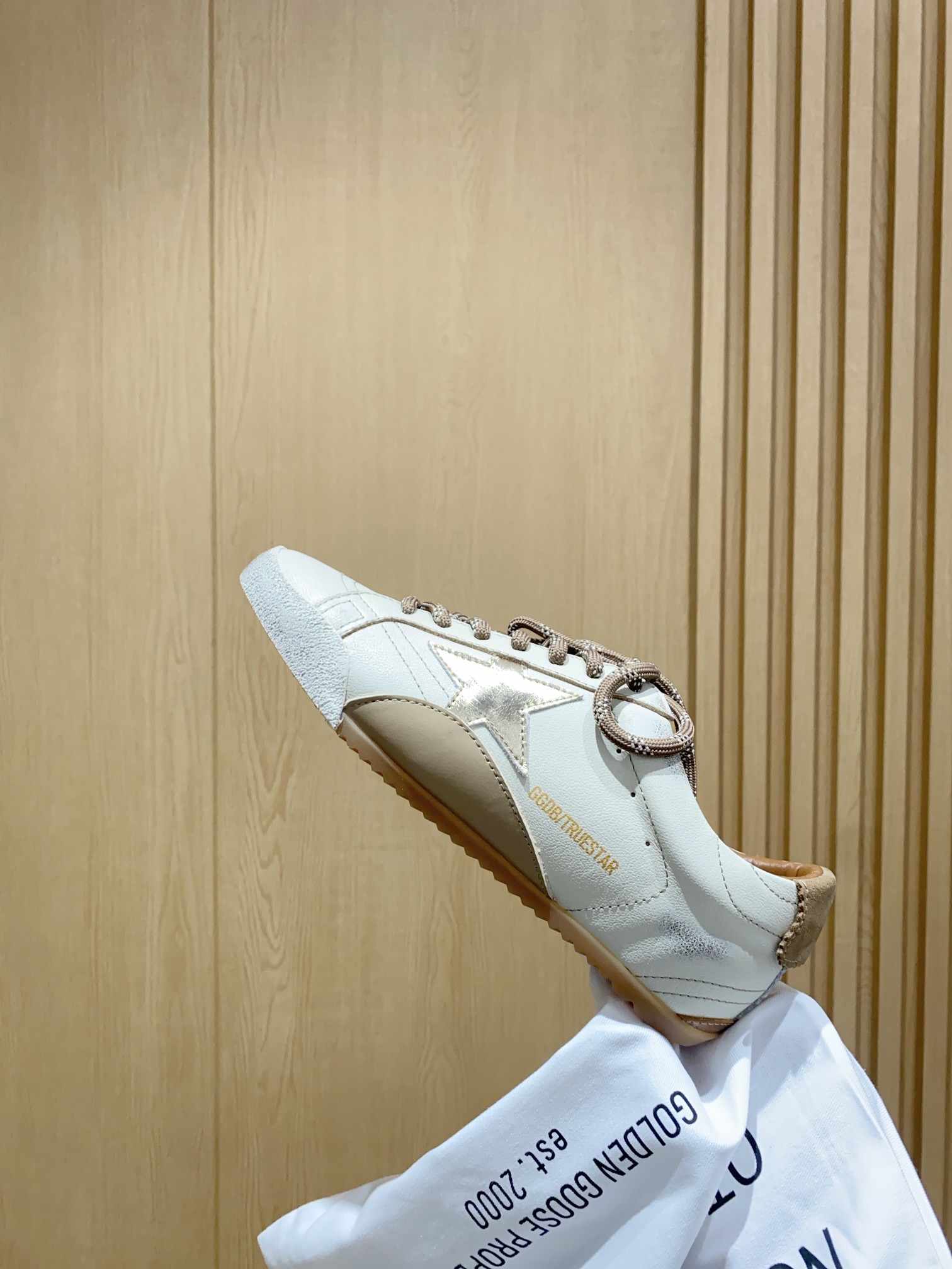 Golden Goose True Star: Retro Style with Modern Twist in Sneakers