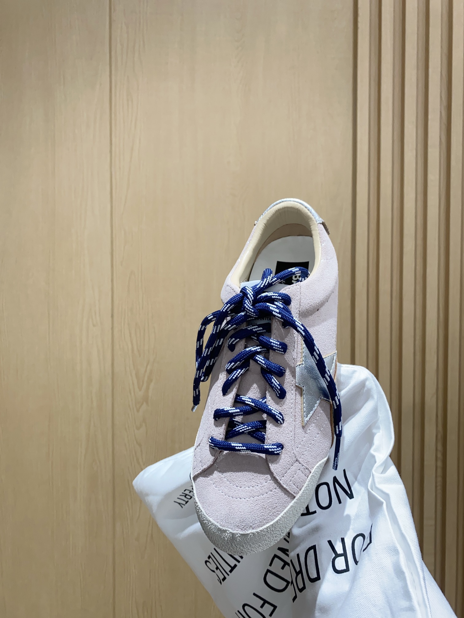 Golden Goose True Star: Retro Style with Modern Twist in Low-Key Shoes - 图片 5