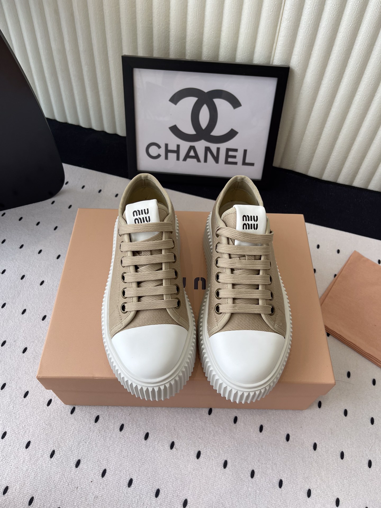 NO:264537,MiuMiu new thick-soled white shoes, high-version shipment, new spring and summer fashion products, simple lines show the charm of women, original density canvas upper, sheepskin inner footbed, original non-slip TPU sole Size: 35-40, casual shoes/sports shoes semi-trail, miumiu, sneakers, sheepskin19860909MiuMiu新款厚底小白鞋 高版本出货 春夏时尚新品 简约线条尽显女士魅力 原版号密度帆布鞋面 羊皮内里垫脚 原版防滑TPU大底 Size: 35-40,休闲鞋/运动鞋半拖,miumiu,sneakers,sheepskin,Women's Shoes