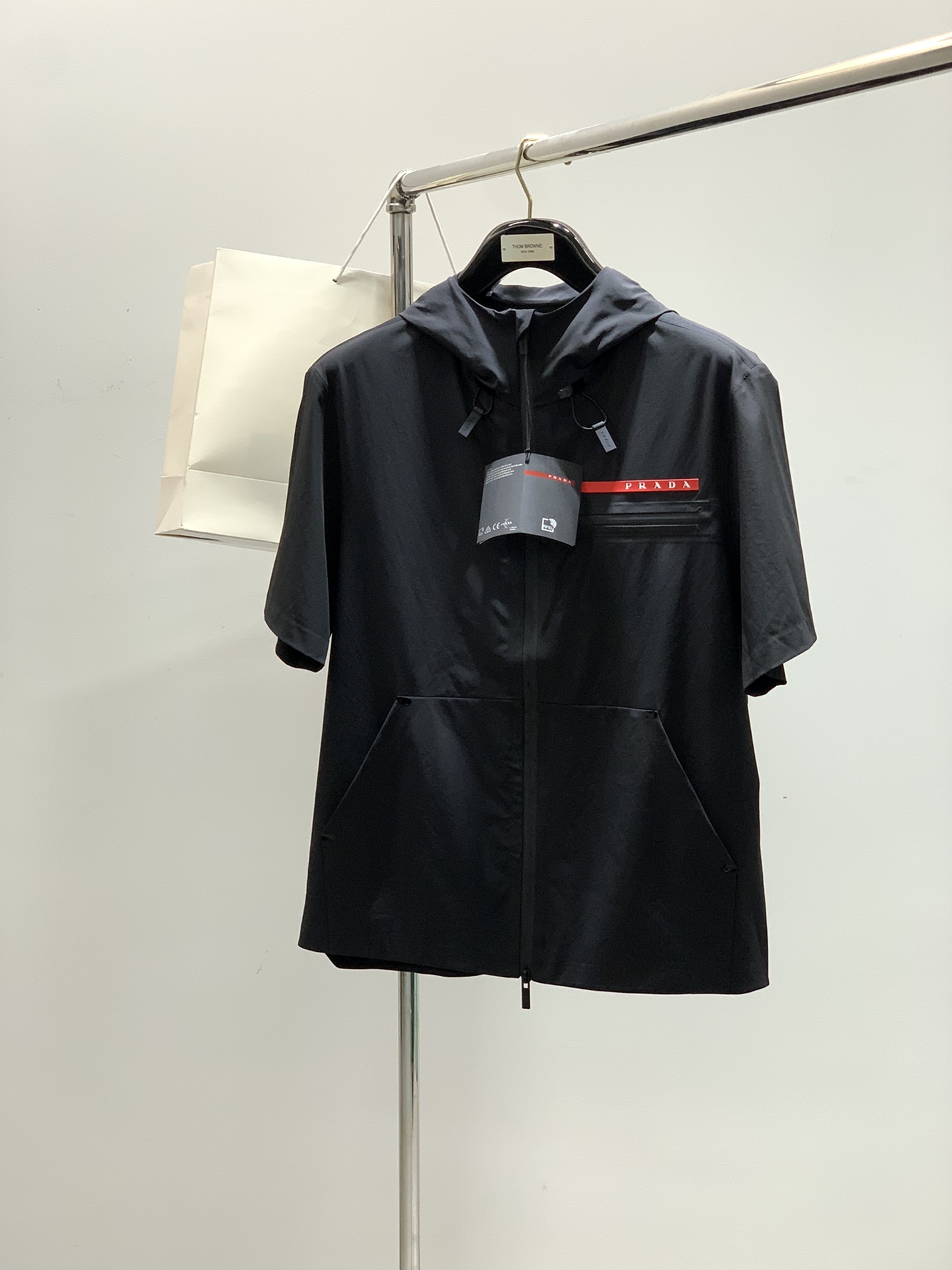 NO:161695,Clothes, shorts P, PRADA Prada, the latest summer products, available at the counter at the same time, fashionable and casual suits, imported original fabrics, extremely complex workmanship, the only channel that can be used as a purchasing agent level, top-level glue printing craft letter pattern logo, original hardware and auxiliary decoration, extremely high grade, comfortable and versatile, handsome and stylish upper body, 3 colors recommendation, code number M-3XL,, prada, prada, shorts, alexander wang19860909衣服,短裤P,PRADA 普拉达,夏季最新品,专柜同步有售,时尚休闲套装,进口原版面料,做工极为复杂,唯一可以做代购级别的渠道狠货,顶级印胶工艺字母图案logo,原版五金辅料装饰,档次极高,舒适百搭,上身帅气有型,3色推荐,码数M-3XL,,prada,prada,shorts,alexander wang,Men's clothing