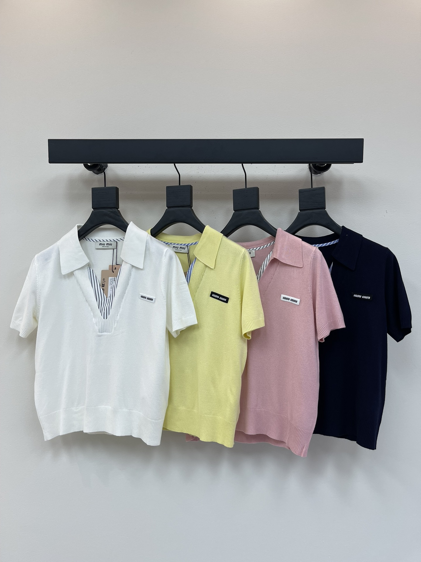 NO:332239,MiuMi*2025 Spring and Summer Latest Series!  Lapel fake two-piece knitted short sleeves!  Customized wool yarn weaving delicate and soft, slouching and refreshing, exquisite knitted short-sleeved style, lapel chicken heart collar design, contrasting colors inside and outside to form a fake two-piece layering effect, threaded edge-covering details, chest embroidery embellishment letter logo pattern, retro college style, playful and age-reducing, easy to control during daily travel or easy gathering, 4 colors available, SML, miumiu, T-shirt, alexander wang19860909MiuMi*2025春夏最新系列！翻领假两件针织短袖！定制羊毛纱线织造 细腻柔软 垂顺冰爽 精致针织短袖版型 翻领鸡心领设计 内外撞色形成假两件叠穿效果 螺纹包边细节满分 胸前刺绣点缀字母徽标图案 复古学院风格强烈 俏皮减龄显白 日常出行或轻松聚会轻松驾驭 4色可选 SML,,miumiu,T-shirt,alexander wang,Women's clothing