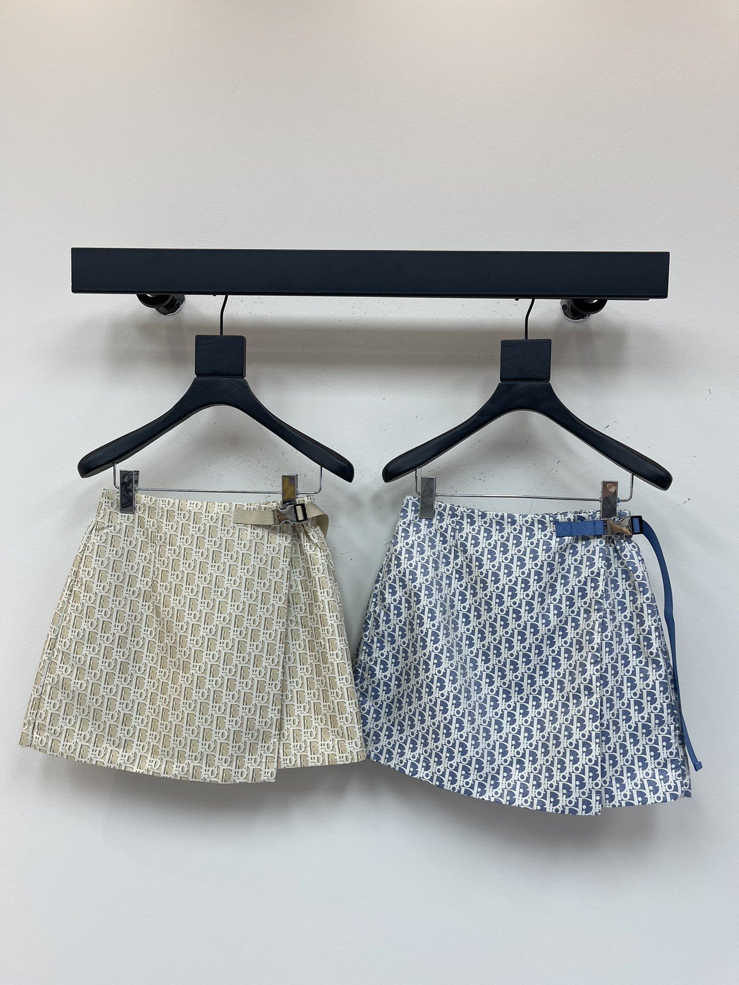 NO:332242,Dior25 new skirt pants, original custom fabric, crisp, comfortable and stylish. The front is decorated with a one-piece skirt, and the silver clasp adjustment design adds a sense of styling. The side is decorated with convex brand letters and logo webbing to highlight the brand tone, and the upper body is decorated with leg lines, which is versatile and fashionable! Spot SML, dior, skirts, alexander wang19860909Dior25新款裙裤,原版定制面料,挺括舒适有型 正面饰以一片式裙面连接,配合银色按卡扣调节设计,增添造型层次感,侧面饰以凸品牌字母徽标织带,彰显品牌调性,上身修饰腿部线条,百搭又时髦!现货SML,,dior,skirts,alexander wang,Women's clothing