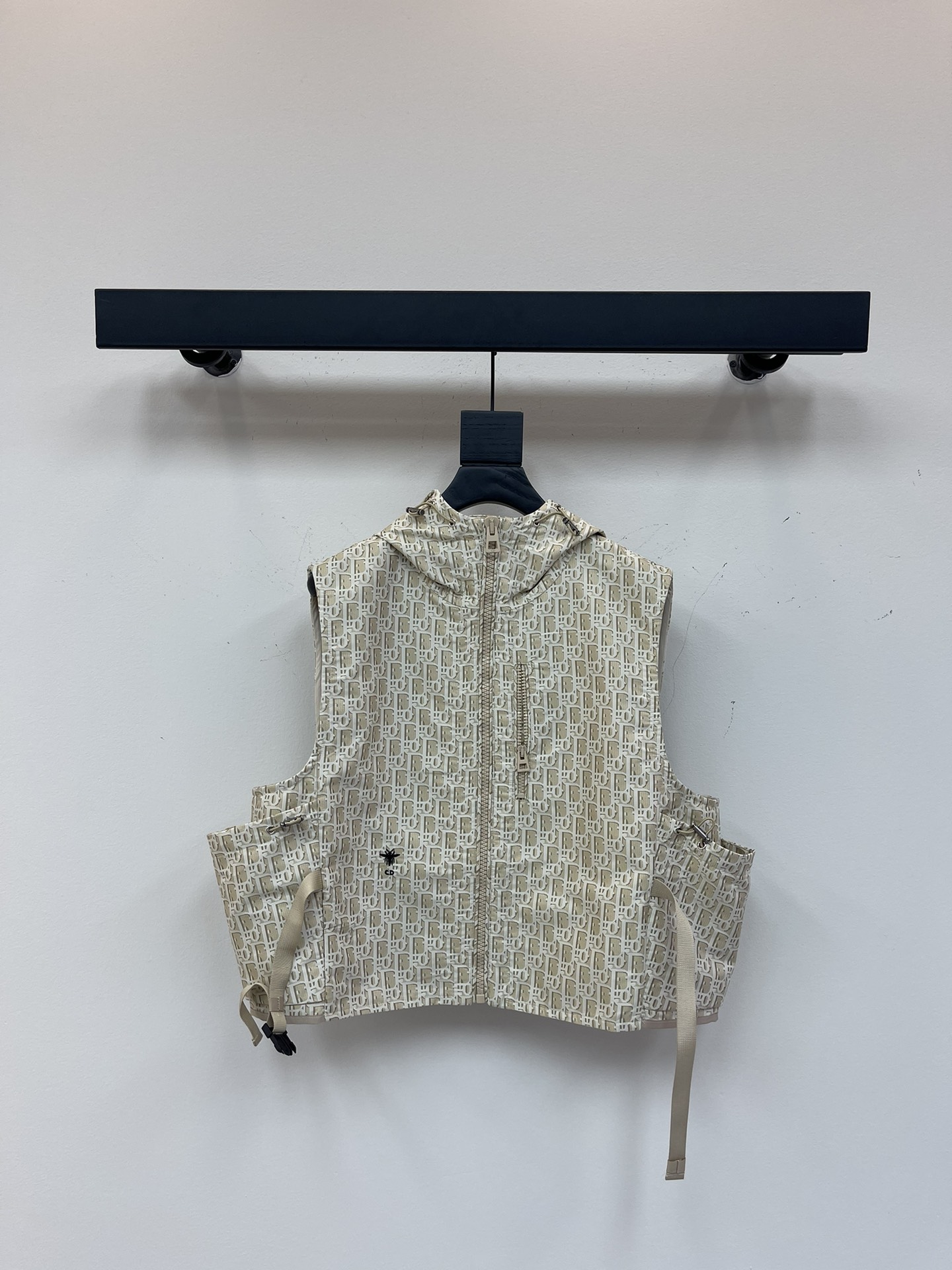 NO:332248,Dio* 25Ss early spring new vest high-end production!  This hooded jacket is decorated with golden Oblique jacquard, which is back to the classic pattern YB customized gold taffeta jacquard fabric launched by D*or in 1967. The right pocket is decorated with bee embroidery and makes it look more exquisite. The most important thing is to do the right flower design, the workmanship cost is double that of the ordinary jacket. The texture is really invincible. SML,,dior, jackets & coats, jackets & coats,hats,alexander wang19860909Dio* 25Ss早春新款 马甲 高版出品！ 这款连帽夹克饰以金色 Oblique 提花,回溯 D*or 于 1967 年推出的经典图案YB 定制的金色塔夫绸科技提花面料 并且右侧口袋部位饰以小蜜蜂刺绣更显精致超级超级重工最最最关键的是 要做对花设计,做工成本是普通外套双倍 质感真的无敌了 现货 SML,,dior,jackets & coats,jackets & coats,hats,alexander wang,Women's clothing