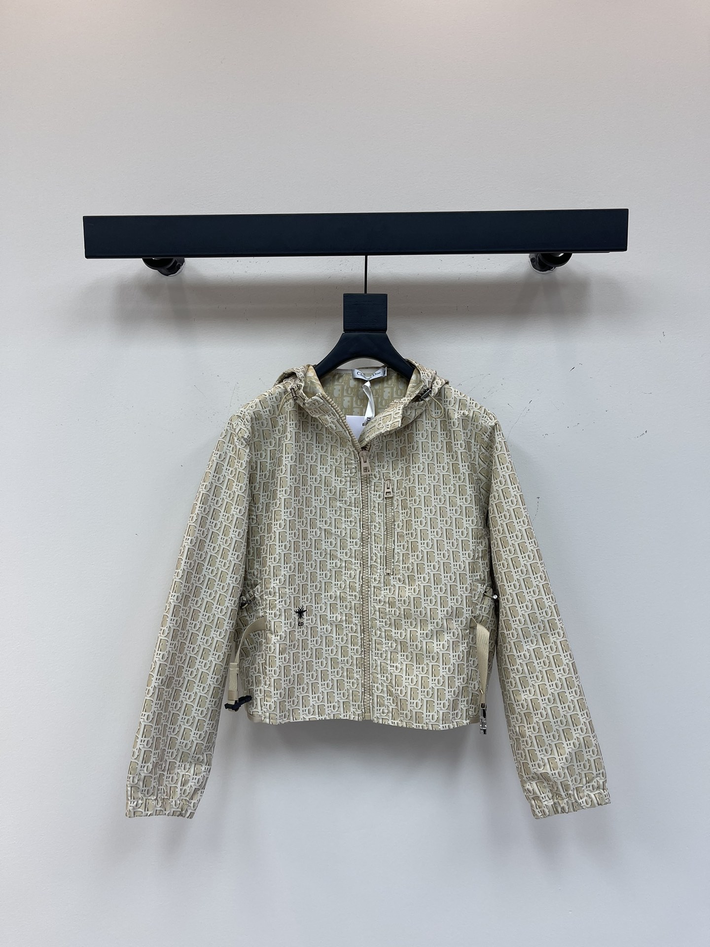 NO:332245,Dio* 25Ss early spring new style, presbyopia jacket | Original development!  High-end production!  This hooded jacket is decorated with golden Oblique jacquard, which is back to the classic pattern YB customized gold taffeta jacquard fabric launched by D*or in 1967. The right pocket is decorated with bee embroidery and makes it look more exquisite. The most important thing is to do the right flower design, the workmanship cost is double that of the ordinary jacket. The texture is really invincible. SML,,dior, jackets & coats, jackets & coats,hats,alexander wang19860909Dio* 25Ss早春新款 老花夹克外套丨原版开发！高版出品！ 这款连帽夹克饰以金色 Oblique 提花,回溯 D*or 于 1967 年推出的经典图案YB 定制的金色塔夫绸科技提花面料 并且右侧口袋部位饰以小蜜蜂刺绣更显精致超级超级重工最最最关键的是 要做对花设计,做工成本是普通外套双倍 质感真的无敌了 现货 SML,,dior,jackets & coats,jackets & coats,hats,alexander wang,Women's clothing