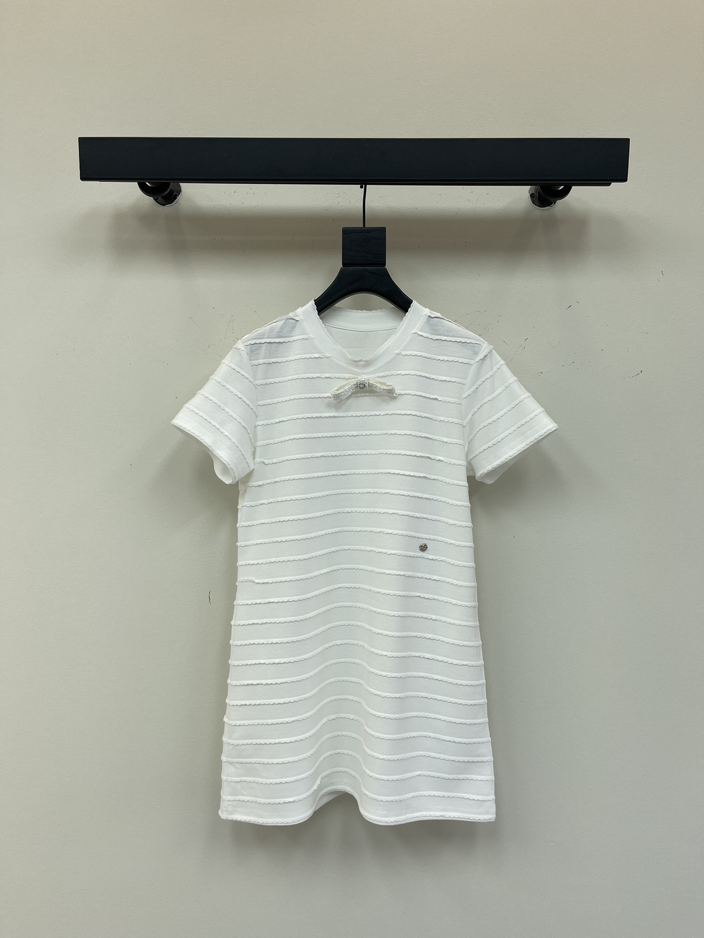 NO:332251,CHANE*25SS new chic wavy striped lace dress, three-dimensional nail bead bow embellishment design on the chest has a Korean exquisite and Japanese fresh style. It is selected with high-quality cotton, soft and skin-friendly, breathable and super comfortable to wear with close body. The unique three-dimensional wavy striped lace structure breaks the monotony of the flat and adds a sense of agility to the clothes. Even a simple T-shirt can easily grasp the Korean and Japanese atmosphere, and it can also bring a hint of feminine romantic atmosphere~SML, chanel, skirts,tees, t-shirt, alexander wang19860909CHANE*25SS新款别致波浪条纹花边连衣裙,胸前立体钉珠蝴蝶结点缀设计上身有种韩系精致与日系清新的风格,精选优质全棉,触感柔软亲肤,透气性满分,贴身穿着也超舒适,独特的立体波浪条纹花边的结构,打破平面单调,为衣物增添灵动层次感,即便是简约的T恤,都能轻松拿捏韩日系氛围感,还能带着一丝女性的浪漫气息~SML,,chanel,skirts,tees，t-shirt,alexander wang,Women's clothing