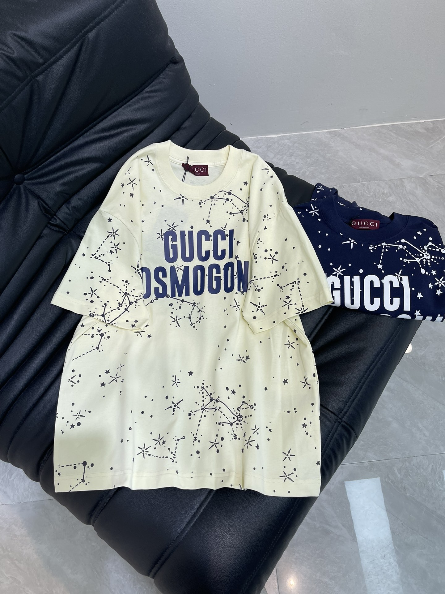 NO:332261,Gucci** Spring and summer versatile short-sleeved T-shirt for men and women, which can be easily controlled by anyone. Customized letter logo flocking pattern design on the chest is full of sky!  Customized original combed cotton fabric, perfect style and slim style, very exquisite, showing aura, and highlighting the freedom to match casually. Work and life are worn separately to create different styles!  Apricot Navy Blue XS-L, gucci, T-shirt,tees, t-shirt,alexander wang19860909Gucci** 春夏季男女同款百搭款短袖T恤 任何人都可以轻松驾驭 胸前满天定制字母logo植绒图案设计！定制原版精梳棉面料,完美版型剪裁,属于修身款 非常精致,显气场,又会凸显休闲可以自由搭配 工作与生活分开穿出不同风格！杏 藏青色 XS-L,,gucci,T-shirt,tees，t-shirt,alexander wang,Women's clothing