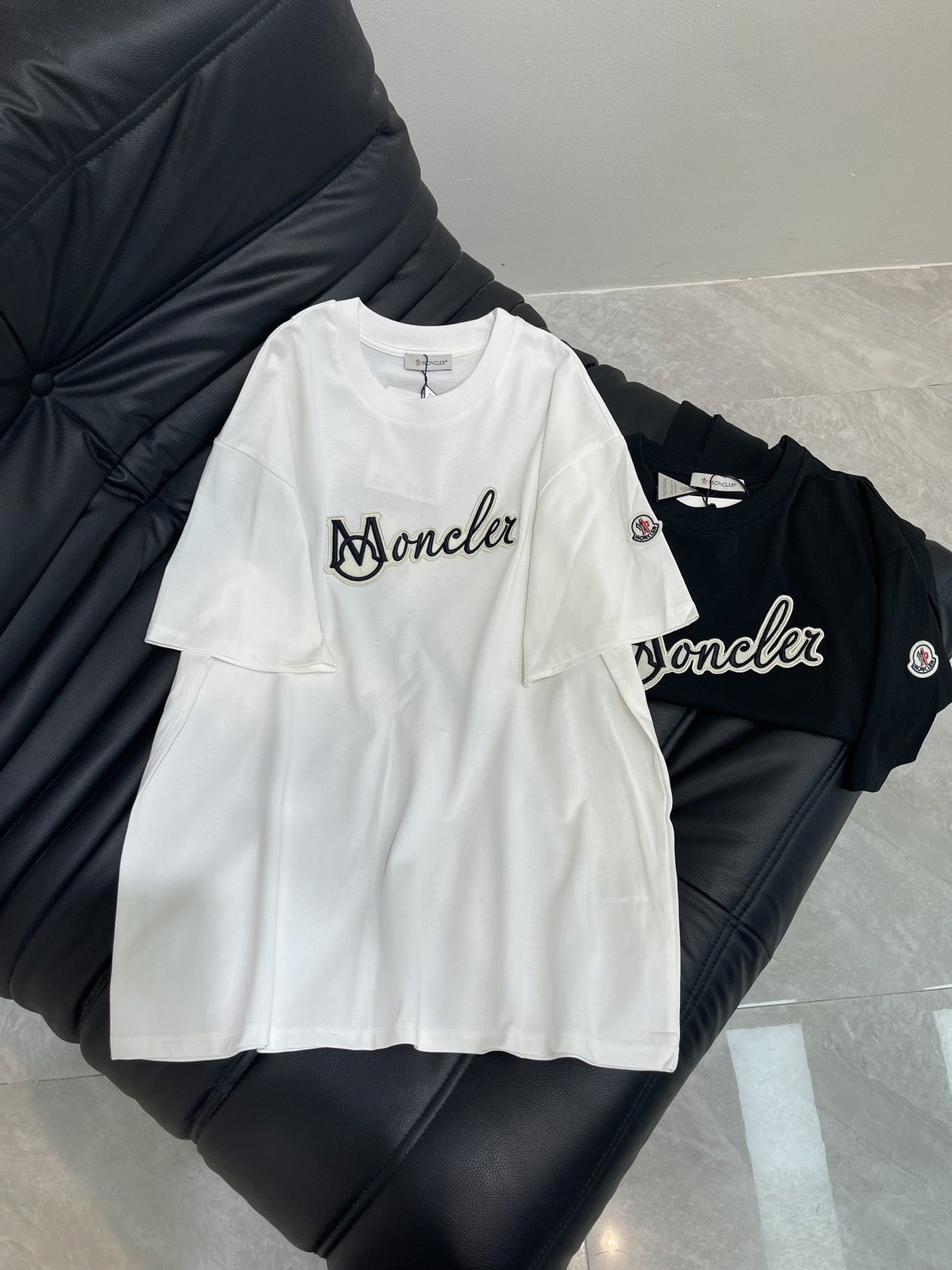 NO:332236,Moner 25ss M letter cat ear embroidered short sleeves couple round neck short sleeves The whole piece is made of three-stitch five-line craft neckline shoulder thread sleeve seam double thread tailoring three-dimensional texture, original consistent collar logo S-XL, T-shirt, alexander wang19860909Moner 25ss M字母猫耳朵刺绣短袖 情侣圆领短袖 整件做法采用三针五线工艺领口肩线袖缝双线 剪裁立体有质感,原版一致的领标 S-XL,,T-shirt,alexander wang,Women's clothing