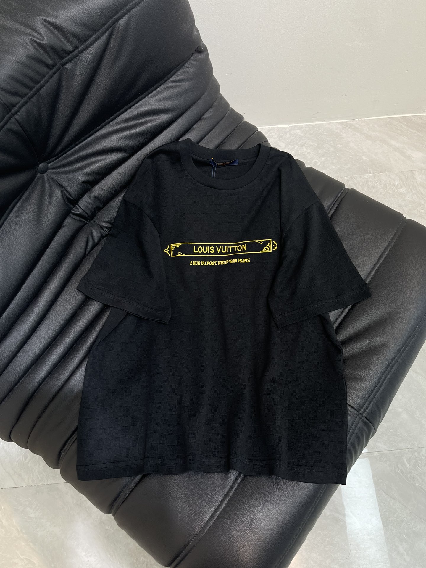 NO:331945,Louis vuitto*25 spring and summer new embroidered checkered short-sleeved T-shirt Customized YB red cotton material with holes Breathable and comfortable High-quality Loose round neck T-shirt Highlights Brand style The fabric is soft and elastic, presents a slim visual effect Full body plaid texture The letters on the chest are embellished in the center, echoing rich details with the back neckline The loose shoulder-falling style is full of slackness Make simple basic style instantly become fashionable items to show high-end style and match with the upper body SML,,louis vuitton,T-shirt,tees,t-shirt,alexander wang19860909Louis vuitto*25春夏新款刺绣格纹短袖T恤 定制YB朱地全棉材质 自带孔洞 透气舒适 品相高级 宽松圆领T恤 凸显品牌格调 面料柔软带有弹力 呈现显瘦视觉效果 通体格纹肌理 胸前居中点缀字母 与后领口呼应丰富细节 落肩宽松版型松弛感满满 让简单的基础款式 秒变时尚单品 彰显高级格调 搭配上身出彩时髦 SML,,louis vuitton,T-shirt,tees，t-shirt,alexander wang,Women's clothing