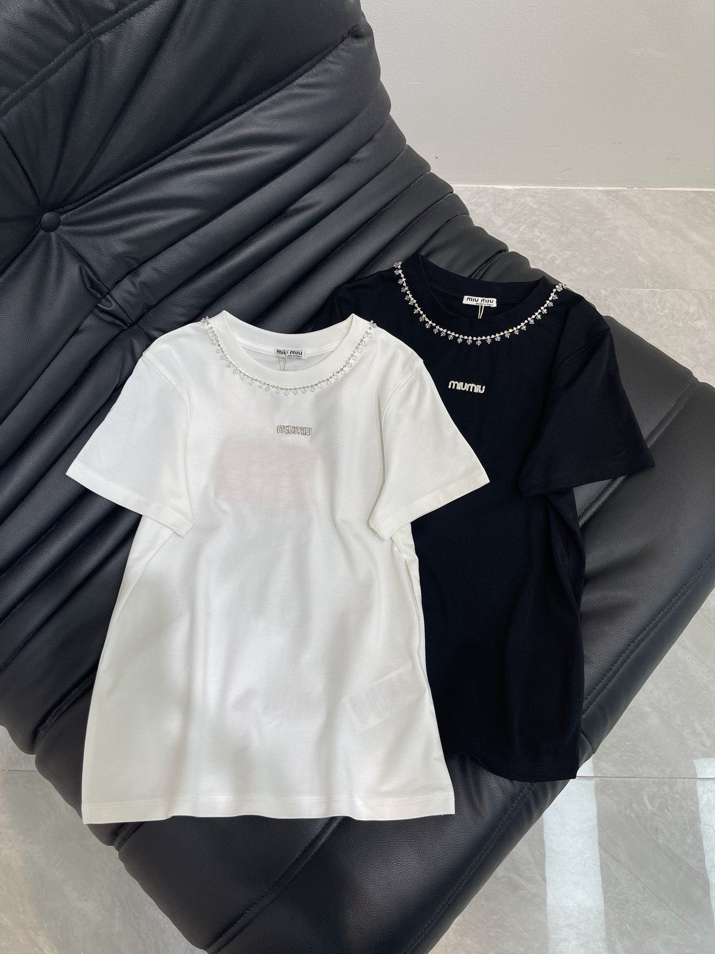 NO:331951,Miumi*25 spring and summer new rhinestone collar ring decorative three-dimensional letter short-sleeved T-shirt. The imported mercerated cotton fabric has a great texture!  The classic style is versatile and not picky, it is age-reducing and fashionable, and the upper body can be sweet and cool. SML, miumiu, T-shirt, tees, t-shirt, alexander wang19860909Miumi*25春夏新款水钻领圈装饰立体字母短袖T恤.进口丝光棉面料质感超赞！经典版型百搭不挑人,减龄又时髦,上身可甜可酷.SML,,miumiu,T-shirt,tees，t-shirt,alexander wang,Women's clothing