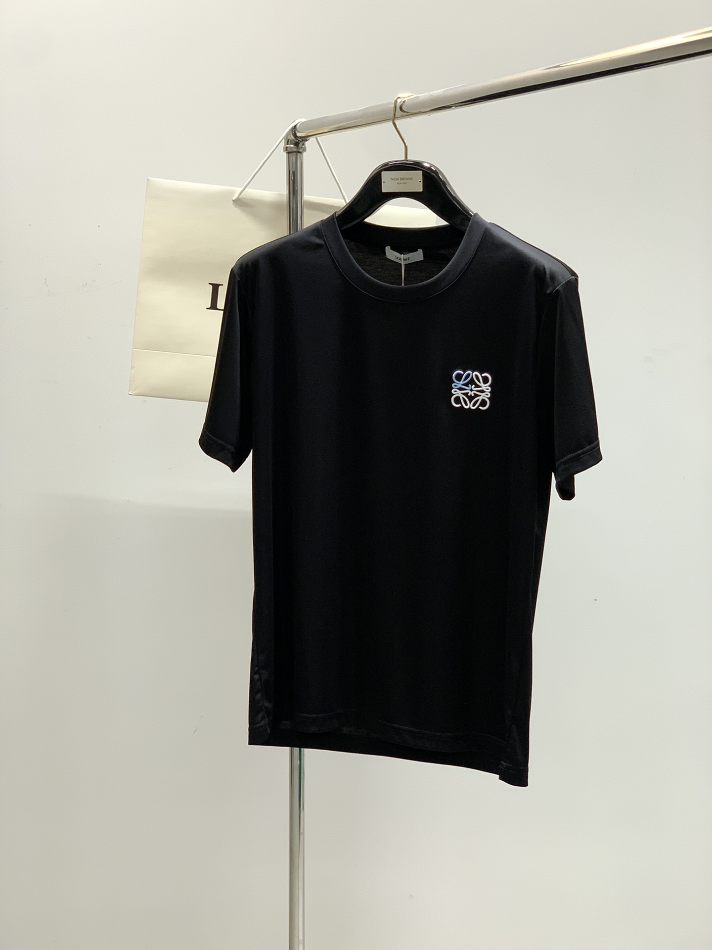 NO:161698,,Loewe, the latest summer model, available at the counter at the same time, original single ruthless product, fashionable and casual round neck short-sleeved T-shirt, very distinctive on the upper body!  Eye-catching and highlighted, imported original fabric, top-grade embroidery craft letter pattern decorative logo, simple but not lacking in fashion, classic and atmospheric, comfortable and breathable, handsome and stylish on the upper body, 3 colors recommended, code number M-3XL,,loewe,loewe,T-shirt,tees,t-shirt,alexander wang19860909,Loewe 罗意威,夏季最新款,专柜同步有售,原单狠货,时尚休闲圆领短袖T恤,上身很有特点！吸睛而有亮点,进口原版面料,顶级刺绣工艺字母图案装饰Logo,简单而不失时尚,经典大气,舒适透气,上身帅气有型,3色推荐,码数M-3XL,,loewe,loewe,T-shirt,tees，t-shirt,alexander wang,Men's clothing