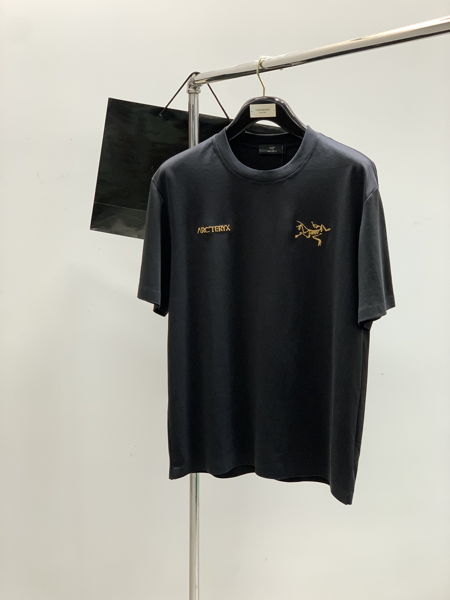 NO:161701,,ARCTERYX Archaeoptera bird, new summer AW product, fashionable and casual round neck short-sleeved T-shirt, available at the same time for counters, original singles, imported original fabrics, extremely complex craftsmanship, fairly elegant and fashionable visuals, noble and elegant, from main fabric to detailed craftsmanship, showing the ingenuity of fashion, 2 colors recommendations, codes L-4XL, arc'teryx, T-shirt,tees, t-shirt, alexander wang19860909,ARCTERYX 始祖鸟,夏季AW新品,时尚休闲圆领短袖T恤,专柜同步有售,原单狠货,进口原版面料,工艺极度复杂,视觉相当雅致时髦,高贵而优雅,从主体面料到细节工艺,彰显时装的匠心所在,2色推荐,码数L-4XL,arc'teryx,T-shirt,tees，t-shirt,alexander wang,Men's clothing