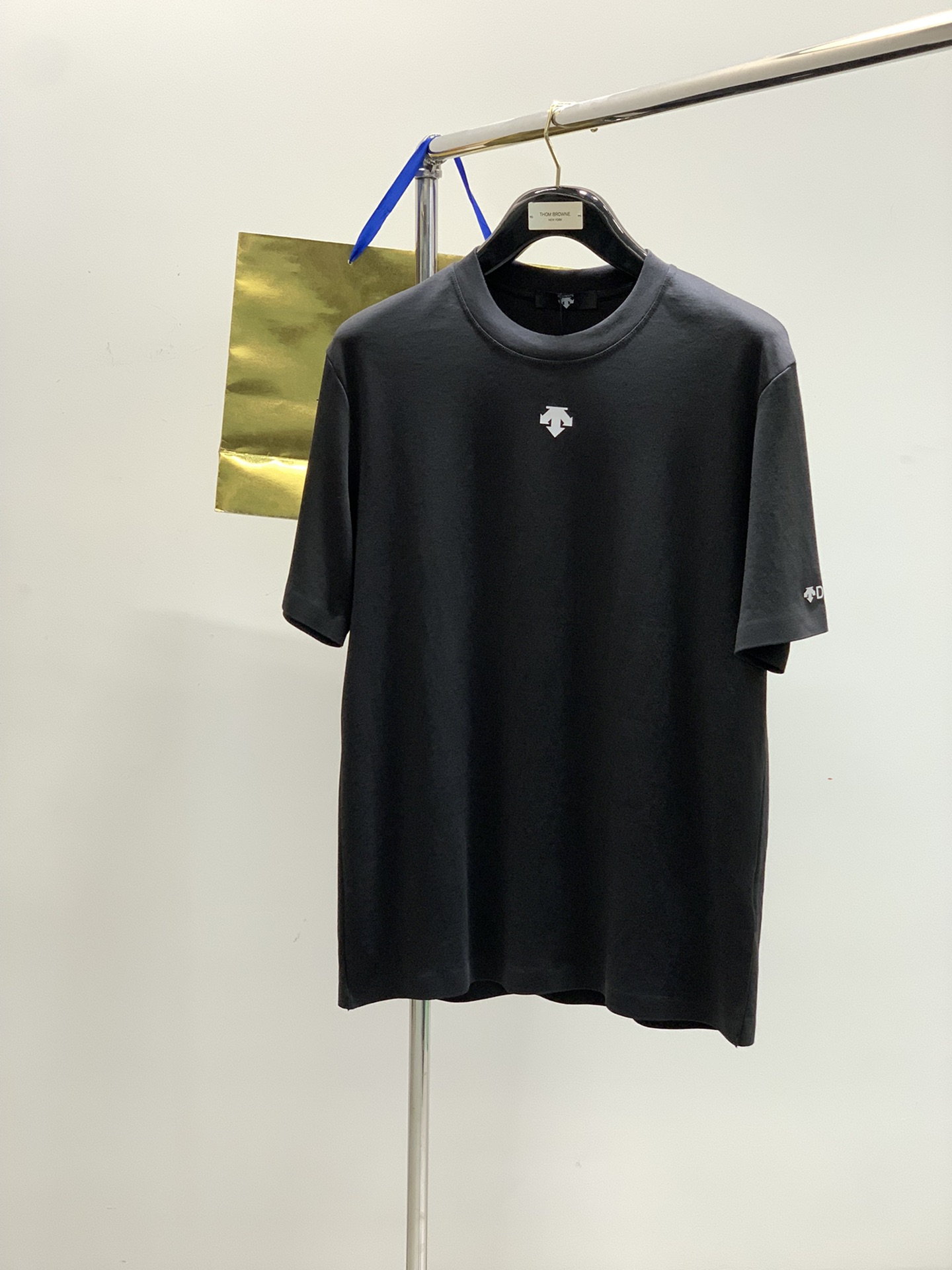 NO:161681,,DESCENTE, new summer style, fashionable and casual short-sleeved T-shirt, available at the counter, original singles, top-grade printing craft letter pattern decoration logo, customized original hardware and accessories decoration, extremely high grade, fashionable and stylish, three standards complete, trendy and essential items for trendy people, 2 colors recommendation, code number L-4XL, T-shirt,tees, t-shirt,alexander wang19860909,DESCENTE 迪桑特,夏季新款,时尚休闲短袖T恤,专柜同步有售,原单狠货,顶级印花工艺字母图案装饰logo,定制原版五金辅料装饰,档次极高,上身时尚有型,三标齐全,潮人必备单品,2色推荐,码数L-4XL,,T-shirt,tees，t-shirt,alexander wang,Men's clothing