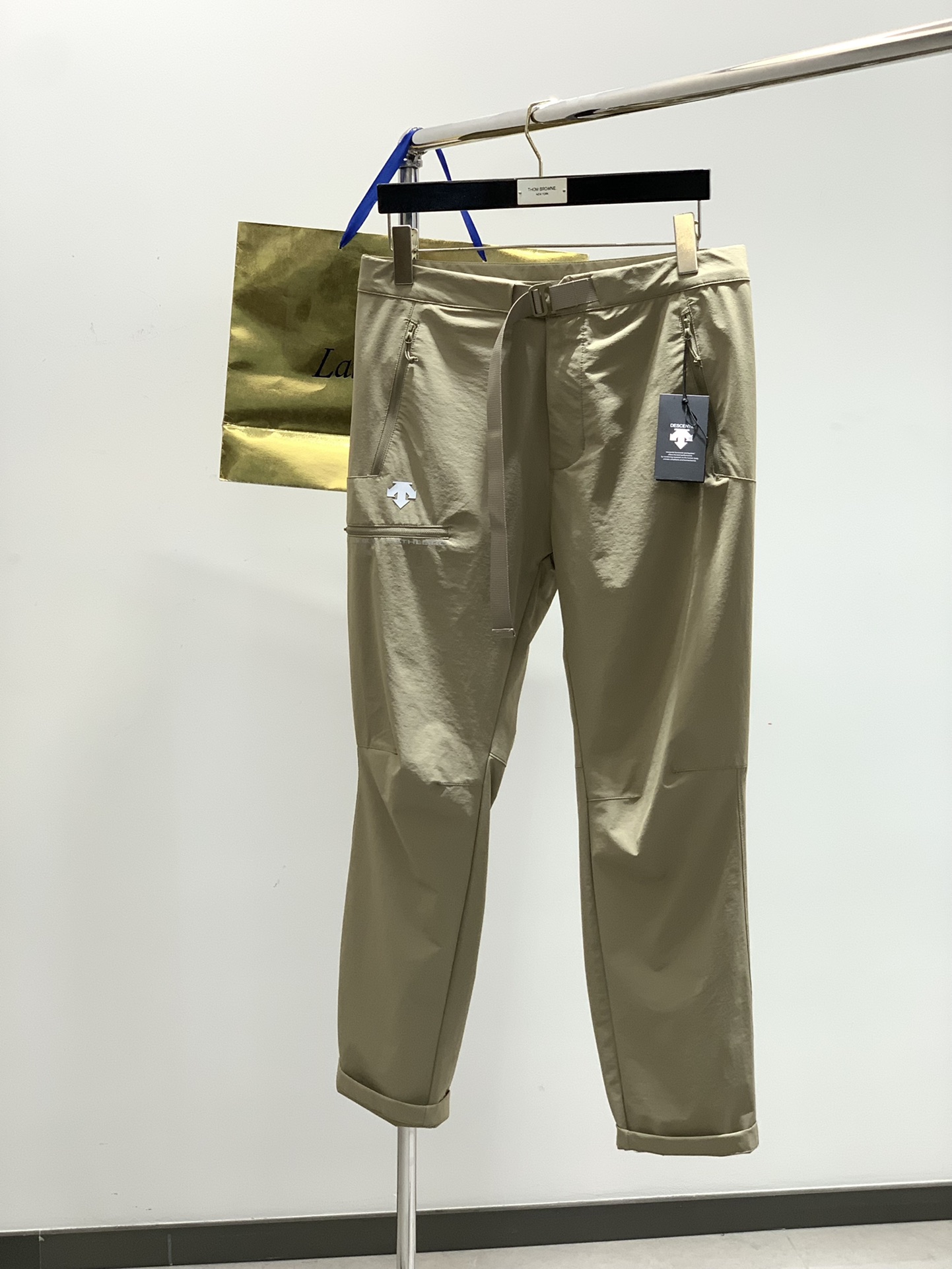 NO:161683,,DESCENTE, new spring series, fashionable casual trousers, available at the same time for counters, original singles, top-grade printing craft letter pattern logo, customized original hardware and accessories, extremely high grade, handsome and stylish upper body, complete three standards, must-have items for trendy people, 3 colors recommendation, code number L-4XL, alexander wang19860909,DESCENTE迪桑特,春季新款系列,时尚休闲长裤,专柜同步有售,原单狠货,顶级印花工艺字母图案logo,定制原版五金辅料,档次极高,上身帅气有型,三标齐全,潮人必备单品,3色推荐,码数L-4XL,,alexander wang,Men's clothing