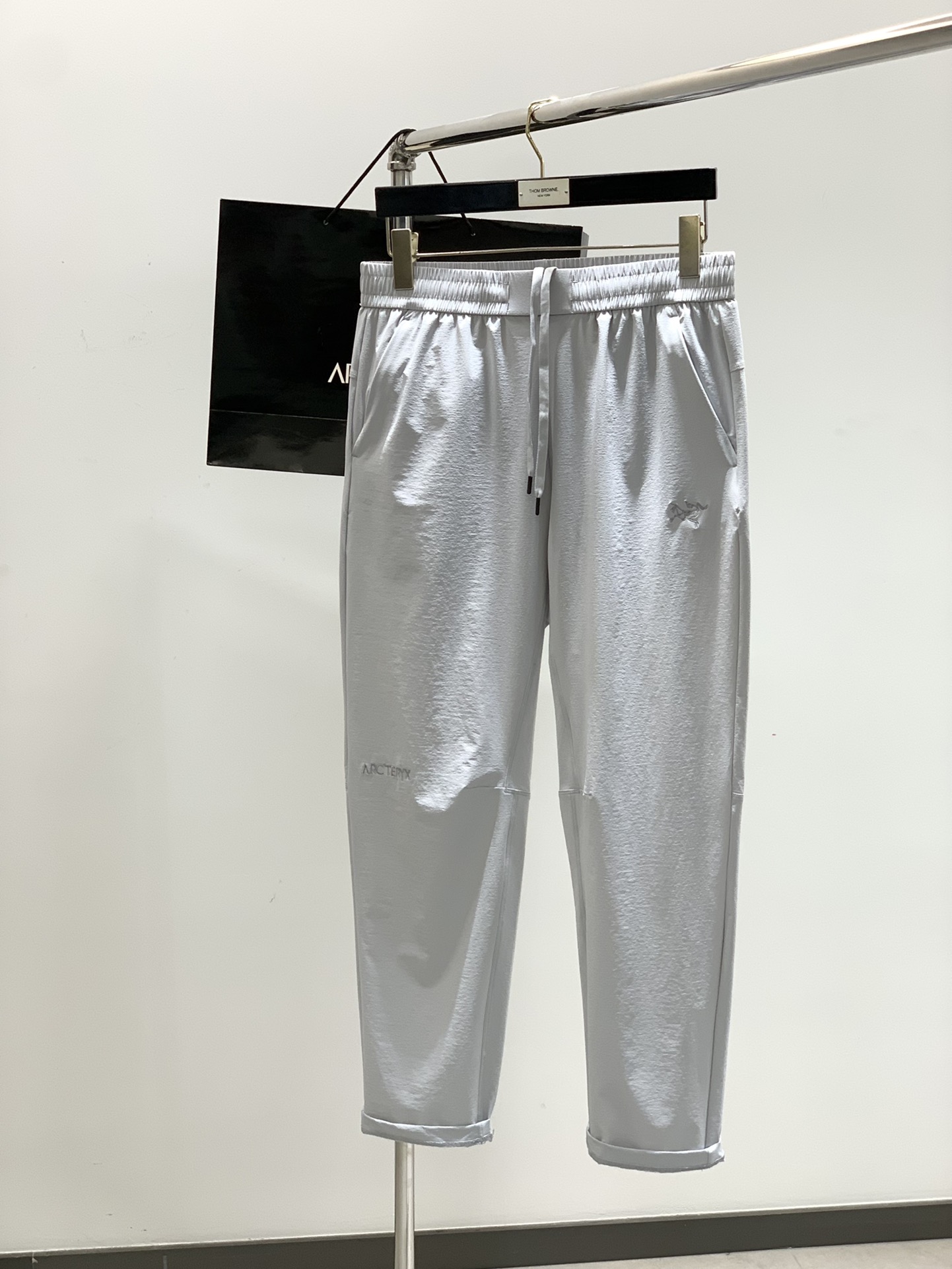 NO:161685,,ARCTERYX Archaeoptera bird, new spring products, fashionable casual pants, special counters are available at the same time, original singles, imported original fabric, top-grade embroidery craft letter pattern logo, extremely high-end, calm and versatile, handsome and stylish on the upper body, 3 colors recommended, code number L-4XL, arc'teryx, alexander wang19860909,ARCTERYX 始祖鸟,春季新品,时尚休闲裤,专柜同步有售,原单狠货,采用进口原版面料,顶级刺绣工艺字母图案logo,档次极高,从容百搭,上身帅气有型,3色推荐,码数L-4XL,arc'teryx,alexander wang,Men's clothing