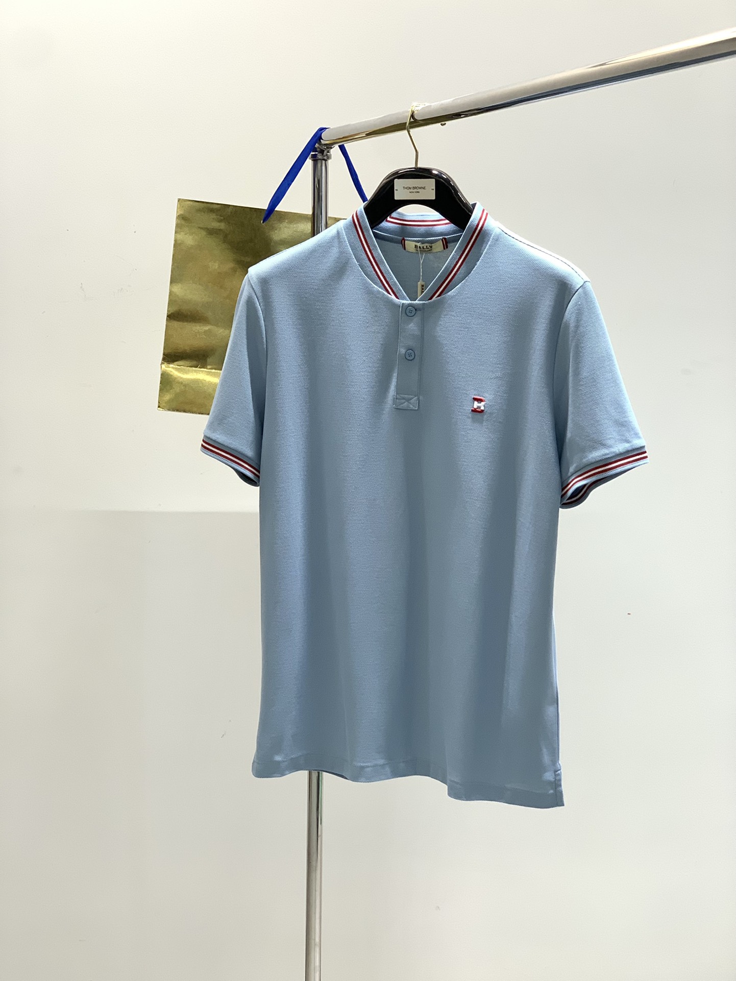 NO:161679,,BALLY Classic Zhongshan Collar POLO Short Sleeve Material Bead Floor Cotton Suitable for Season Summer Collar Type Zhongshan Collar Sleeve Long Short Sleeve Sleeve Normal Sleeve Sleeve Regular Sleeve Long and Short Sleeve Normal Sleeve Long and Fit Regular Sleeve Long and Fit Regular Sleeve Long and Fit Regular Sleeve Long and Fit Regular Styling Others Regular Thickness Size 48-58 Size Table 48 Long and Fit 68 Bust 100 Shoulder Width 43 50 Long and Fit 69 Bust 104 Shoulder Width 45 52 Long and Fit 70 Bust 108 Shoulder Width 47 54 Long and Fit 72 Bust 112 Shoulder Width 49 56 Long and Fit 74 Bust 116 Shoulder Width 51 58 Long and Fit 76 Bust 120 Shoulder Width 53, T-shirt, alexander wang19860909,BALLY 经典中山领POLO短袖 材质 珠地棉 适用季节夏 领型中山领 袖长短袖 袖型常规袖 衣长常规 版型常规 款式其他 厚度常规 尺码 48-58 尺码表48衣长68胸围100肩宽43 50衣长69胸围104肩宽45  52衣长70胸围108肩宽47  54衣长72胸围112肩宽49  56衣长74胸围116肩宽51  58衣长76胸围120肩宽53,,T-shirt,alexander wang,Men's clothing