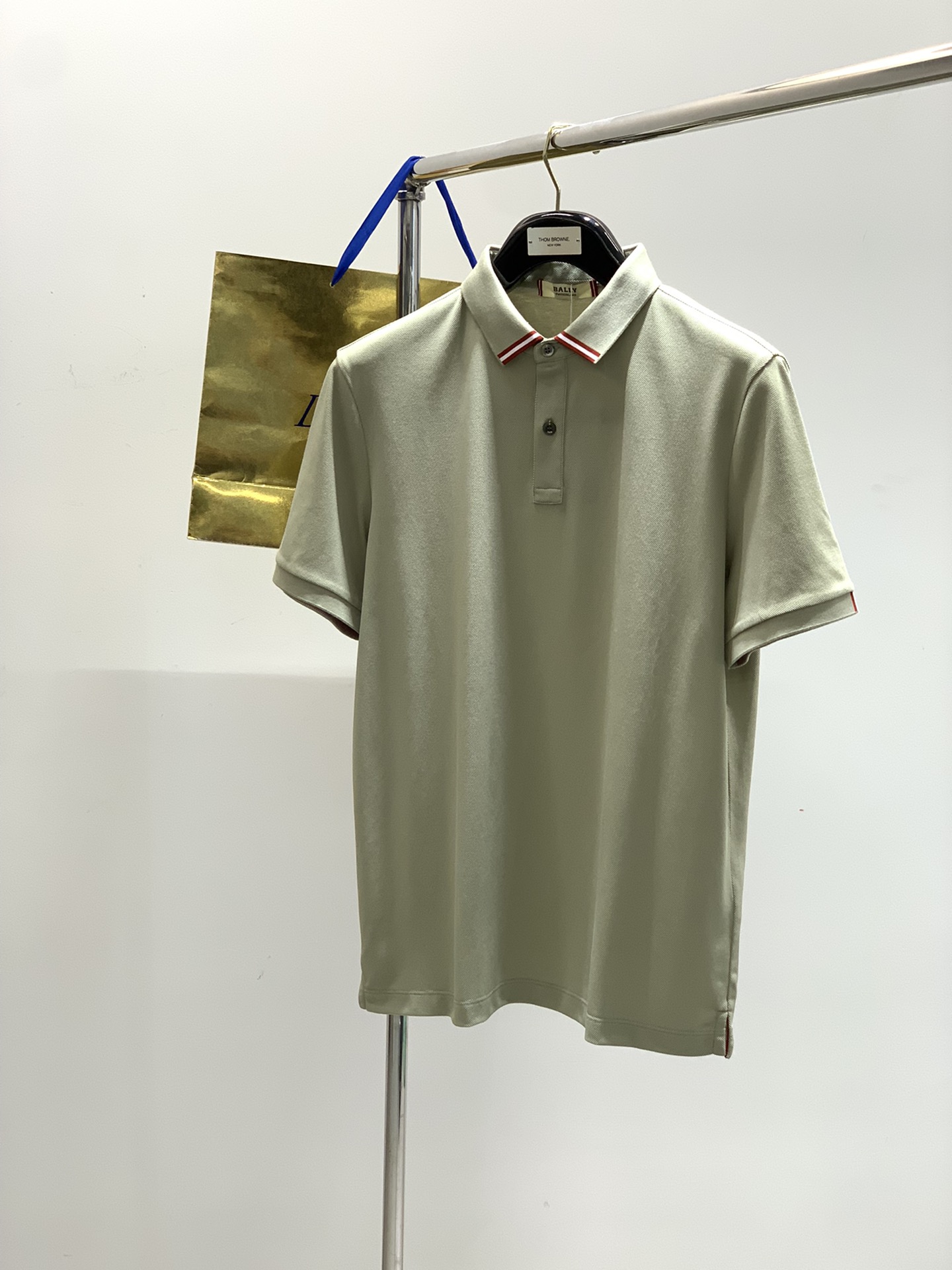 NO:161704,,BALLY Classic lapel POLO short sleeves Material Bead Floor Cotton Suitable for seasonal summer Collar lapel Sleeve long and short sleeve Sleeve regular sleeves Sleeve regular sleeves Sleeve regular sleeves Sleeve regular sleeves Sleeve regular fittings Others Thickness Regular Size 48-58 Size chart 48 Long 68 Bust 100 Shoulder width 43 50 Long 69 Bust 104 Shoulder width 45 52 Long 70 Bust 108 Shoulder width 47 54 Long 72 Bust 112 Shoulder width 49 56 Long 74 Bust 116 Shoulder width 51 58 Long 76 Bust 120 Shoulder width 53, T-shirt,alexander wang19860909,BALLY 经典翻领POLO短袖 材质 珠地棉 适用季节夏 领型翻领 袖长短袖 袖型常规袖 衣长常规 版型常规 款式其他 厚度常规 尺码 48-58 尺码表48衣长68胸围100肩宽43 50衣长69胸围104肩宽45  52衣长70胸围108肩宽47  54衣长72胸围112肩宽49  56衣长74胸围116肩宽51  58衣长76胸围120肩宽53,,T-shirt,alexander wang,Men's clothing