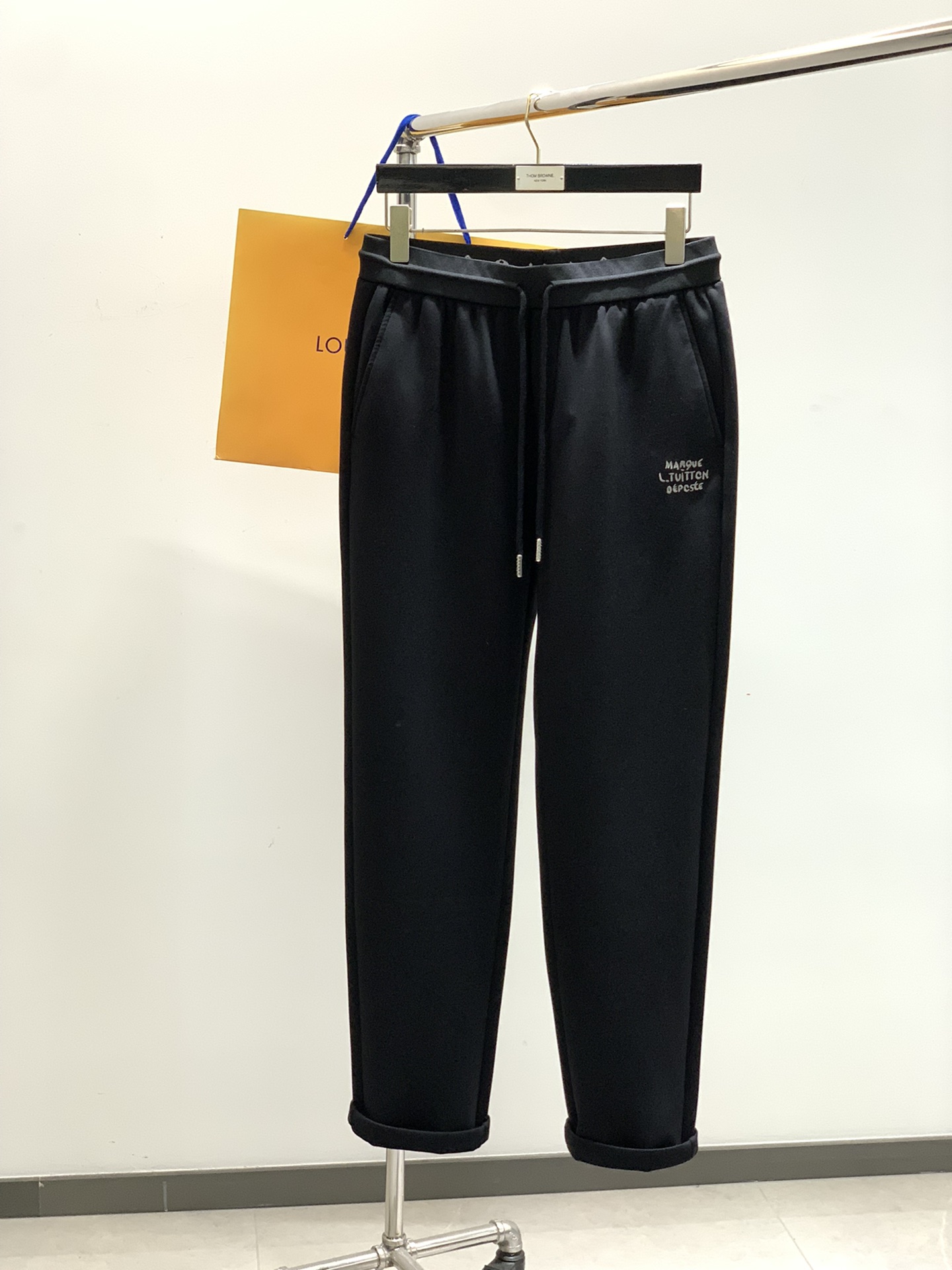 NO:161694,,LV drawstring embroidered casual trousers Fashion series, unique design, drawstring casual trousers ,Standard dyeing and spinning starts ordering. A large domestic manufacturer exports to Japan and supplies fabrics from several top brands. It feels soft and glutinous, wide and stylish, solving the problem of washing and discoloration. The trousers are neat and elegant, and the upper body looks super handsome. Size M-3XL Size chart M trousers 103 waist 76 hip circumference 102 Size number L trousers 103 waist circumference 80 hip circumference 106 Size number XL trousers 105 waist circumference 84 hip circumference 110 Size number XXL trousers 107 waist circumference 88 hip circumference 114 Size number XXXL trousers 107 waist circumference 92 hip circumference 118,,louis vuitton,alexander wang19860909,LV抽绳刺绣休闲长裤 时尚系列,独特设计,抽绳休闲长裤 订纱开始订染和订纺. 国内某大厂出口日本 和供应几大顶级品牌的面料. 手感软糯 , 挺阔有型 , 解决 , 洗涤变色的问题. 裤型利落大气 , 上身显高超帅.  尺码M-3XL 尺码表M裤长103腰围76 臀围102 码数L裤长103腰围80臀围106码数XL裤长105腰围84臀围110码数XXL裤长107腰围88臀围114 码数XXXL裤长107腰围92臀围118,,louis vuitton,alexander wang,Men's clothing