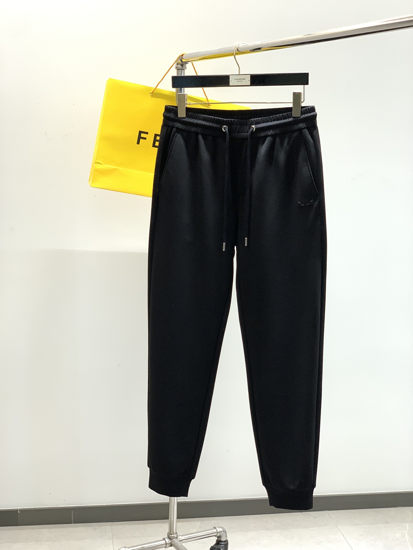 NO:161677,,Fendi drawstring embroidered casual trousers Fashion series, unique design, drawstring casual trousers Start ordering dyeing and spinning. A large domestic manufacturer exports to Japan and supplies fabrics from several top brands. It has a soft and glutinous feel, wide and stylish, solving the problem of washing and discoloration. The trousers are neat and elegant, and the upper body looks super handsome. Size M-3XL Size chart M trousers 100 waist 76 hip circumference 102 size L trousers 102 waist circumference 80 hip circumference 106 size XL trousers 102 waist circumference 84 hip circumference 110 size XXL trousers 104 waist circumference 88 hip circumference 114 size XXXL trousers 104 waist circumference 92 hip circumference 118,,fendi,alexander wang19860909,芬迪 抽绳刺绣休闲长裤 时尚系列,独特设计,抽绳休闲长裤 订纱开始订染和订纺. 国内某大厂出口日本 和供应几大顶级品牌的面料. 手感软糯 , 挺阔有型 , 解决 , 洗涤变色的问题. 裤型利落大气 , 上身显高超帅.  尺码M-3XL 尺码表M裤长100腰围76 臀围102 码数L裤长102腰围80臀围106码数XL裤长102腰围84臀围110码数XXL裤长104腰围88臀围114 码数XXXL裤长104 腰围92臀围118,,fendi,alexander wang,Men's clothing