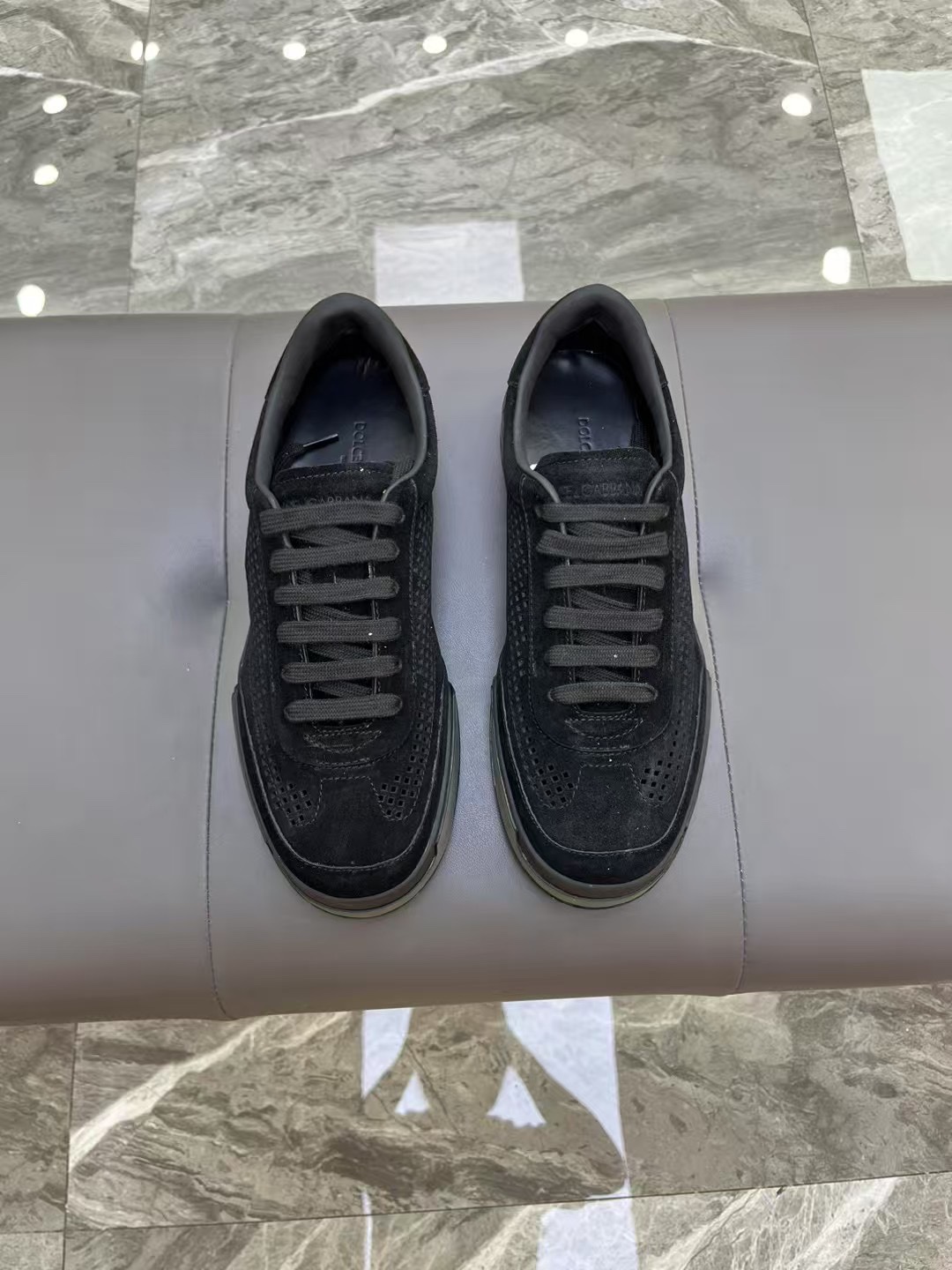 NO:354621,[D & G] high-quality, top-notch craftsman casual model, regular code 39-44 (5-10) D & G fashionable casual and versatile model, unique design style!  Full original single-layer calfskin hollow design, calfskin latex back-up foot pads inside!  Exclusive for summer, soft and comfortable!  Original TPU bottom!  goods!  Look at the details carefully, the texture is super strong!  But 11 can withstand all kinds of tests!  ,,cowhide19860909批【D ＆G】 高品级,顶尖工艺 男士休闲款 正码39一44(5 一10) D ＆G时尚休闲百搭款,独特设计风格！全原版单层小牛皮镂空设计,内里小牛皮乳胶回力垫脚！夏季专属,柔软舒适！原TPU大底！货！品质细看细节图,质感超强！可11经得起各种考验！,,cowhide,Men's shoes