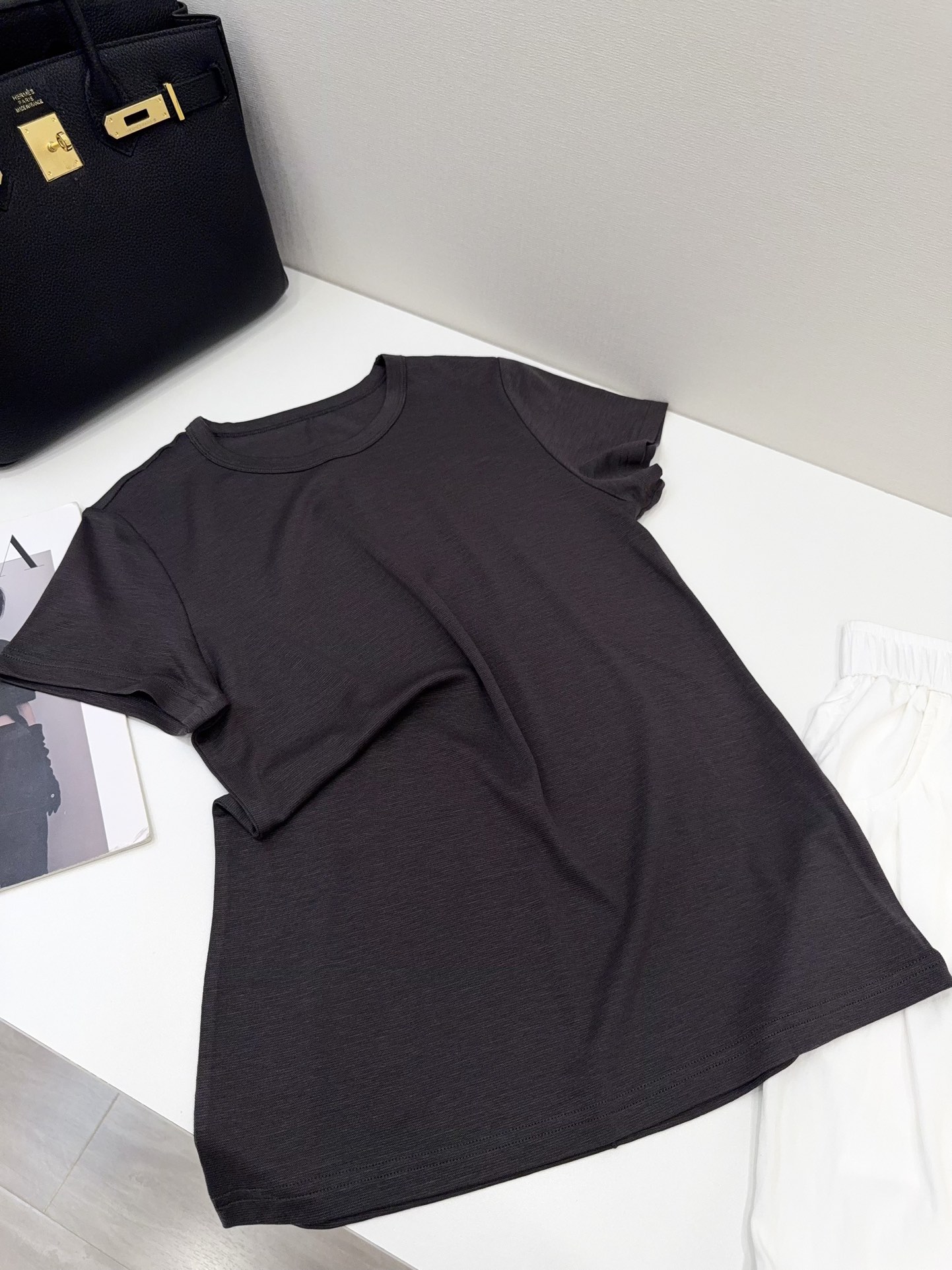 NO:335122,Tin gray is too high-end!  !  !  You will wear this style all year round!  Let’s experience the comfort of 75 Lanjing Tiansi!  Very comfortable to scream!  !  It feels silky when worn!  Not a cotton feel!  As light as silk!  Lanjing Tensil!  Export the remaining piece of top quality fabric!  !  ,alexander wang19860909锡灰色太高级了！！！ 这种款式你一年四季都会穿！ 大家来感受一下75 兰精天丝的舒爽！ 舒服到尖叫的好T！！ 穿上是丝感！不是棉感！轻盈如丝！ 兰精天丝！出口剩下的一块顶级好面料！！,,alexander wang,Women's clothing