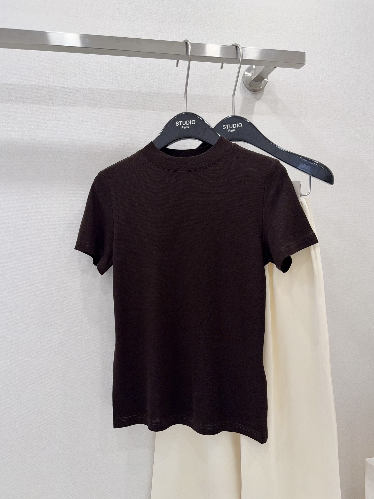 NO:335126,A half-high collar must be collected!  !  !  Fitting the neck lines and outlining the body curves. All dimensions can be satisfied, and they don’t look bloated when layered~ A true pragmatism, alexander wang19860909半高领一定要收！！！ 贴合脖颈线条,勾勒身体曲线 各个维度都可满足,叠穿也不显臃肿~ 妥妥的实用主义,,alexander wang,Women's clothing