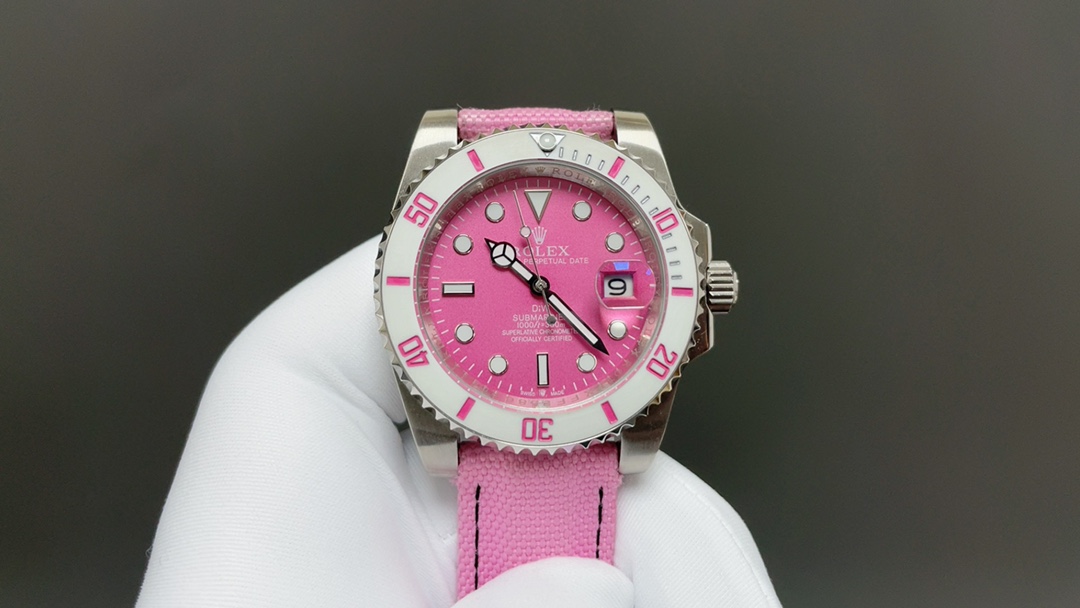 NO:393002,The new product launches the first Rolex ROLEX DIW Submariner PARAKEET The new product customized SUB water ghost is perfectly presented!  1. Specially customized carbon fiber ring port and gradient green dial. DIW gives the water ghost a different style, reflecting a brand new visual and tactile experience!  2 After countless modifications, the three-dimensional engraving lettering is finally presented, and the perfect circle with an outer shadow on the side, and a super luminous bead that is as gentle as jade!  3 The entire watch is made of 904L stainless steel, dark texture, the same as the authentic product. 4 is equipped with a brand new imported Japanese movement, with stable quality. 5DIW is perfectly crafted and almost to the extreme. Welcome to taste, Rolex19860909新品首发劳力士ROLEX DIW Submariner PARAKEET 新品定制款SUB水鬼,完美呈现！ 1特别定制碳纤维圈口、渐变绿表盘,DIW赋予水鬼不一样的风格,体现全新的视觉和触觉体验！ 2经过无数次的修改,终于呈现出刻字立体,且条丁外有外影的对版完美圈口,温润如玉的超强夜光珠！ 3整表均采用904L精钢,暗黑质感,同正品一致 4搭载全新日本进口机芯,质量稳定. 5DIW做工完美,几乎到了极致,欢迎品鉴,,rolex,Watch