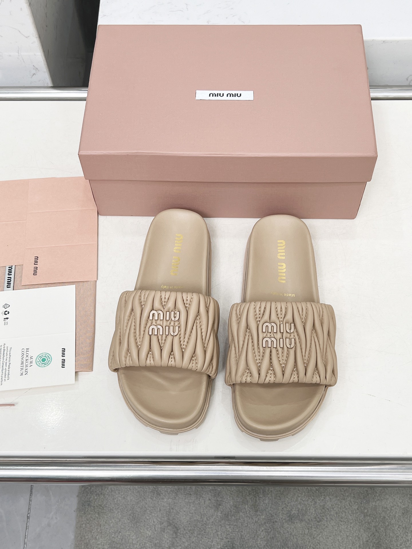 NO:265867,Miu/m25 latest popular small-scented flat-soled slippers European and American celebrities celebrities celebrity girl big love style, monochrome fluffy and soft skin-friendly and soft spring must-haves rich in fashion elements, upper appearance, plus MIUIMIUI letter buckle electric embroidery full of noble sense, wear it can always show the feminine fashion charm, fashionable but not overly ostentatious original version 1:1 development and sale of all versions of the market, imported fabric, imported sheepskin, soles imported, anti-slip, wear-resistant rubber sole, standard code 35-41, slippers, miumiu, slippers, sheepskin19860909miu/m25最新爆款小香风格平底拖鞋 欧美名媛 明星 网红girl 大爱款 ,单色蓬松柔软 亲肤柔软春季必备款 富有时尚元素,鞋面外表 加上MIUIMIUI字母扣电绣贵气感十足 穿上它总能展现女性时尚韵味 时尚却不过分张扬原版1:1开发秒杀市场一切版本 面料进口羊皮 内里进口羊皮 鞋底防滑耐磨橡胶底 标准码35-41,拖鞋,miumiu,slippers,sheepskin,Women's Shoes