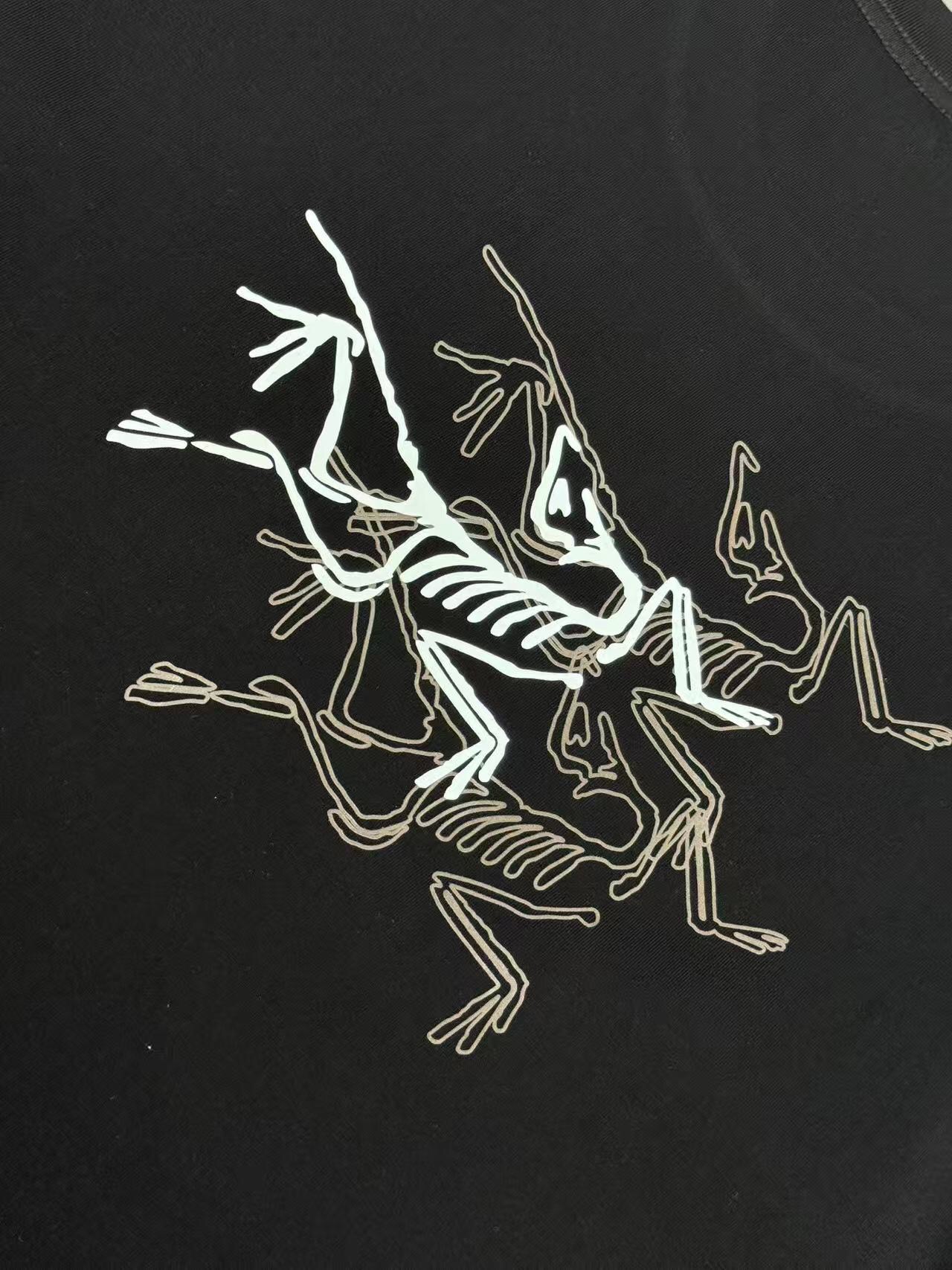 Arc'teryx Camiseta de Manga Corta con Logo de Pájaro en Relieve para Hombre 4 i1746793287 309 2