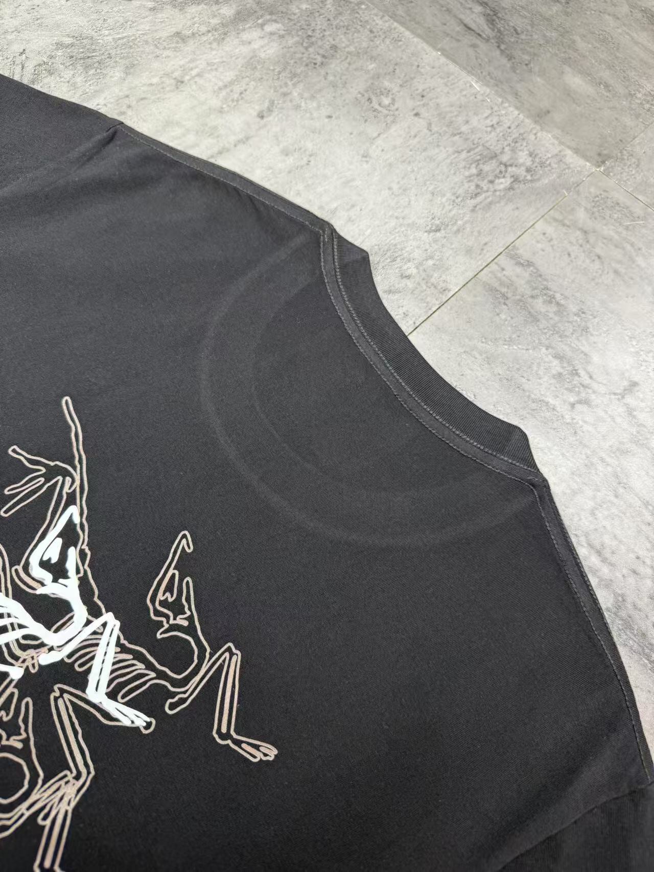 Arc'teryx Camiseta de Manga Corta con Logo de Pájaro en Relieve para Hombre 5 i1746793287 502 3