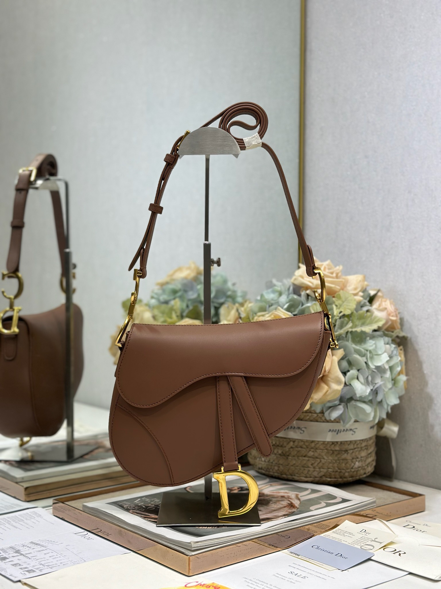 NO:213226,Medium Soft Saddle Bag (with shoulder strap) 'Brown' This Soft Saddle Bag reinterprets Dior classic design for a soft version. It is carefully crafted in camel vintage smooth cowhide leather, decorated with a striking saddle flap, paired with stirrup D-shaped hanger and magnetic pull strap to enhance style, spacious compartment and internal zipper pocket for easy storage of everyday items. Medium style, paired with a thin strap with a numbered notch, pays tribute to the saddle that maintains a comfortable and balanced length of the adjustable stirrup, which can be shoulder- or cross-body. Trim and magnetic pull straps embellished with stirrup D-shaped hanger shoulder straps are decorated with CD logo Adjustable thin straps Internal zipper pocket Model 0466 Size 24 x 20 x 7 cm (L x H x W)  Can store 1 mobile phone, 1 wallet, 1 card clip, sunglasses and lipstick, Dior, dior, wallets, cowhide19860909中号 Soft Saddle 马鞍包（附肩带）「棕色」 这款 Soft Saddle 马鞍包重新诠释 Dior 经典设计,打造柔软的版本.采用驼色复古光滑牛皮革精心制作,饰以醒目的马鞍翻盖,搭配马镫 D 形吊饰饰带和磁性拉带提升格调,宽敞隔层和内部拉链口袋可轻松收纳各种日常用品.中号款式,搭配饰以编号凹口的细肩带,向可调节马镫长度令骑马者保持舒适平衡的马鞍致敬,可肩背或斜挎. 点缀以马镫 D 形吊饰的饰带和磁性拉带 肩带饰以 CD 标志 可调节的细肩带 内部拉链口袋 型号0466 尺寸24 x 20 x 7 厘米（长 x 高 x 宽） 可收纳 1 部手机、1 个钱包、1 个卡夹、太阳眼镜和唇膏,迪奥,dior,dior,wallets,cowhide,Bag