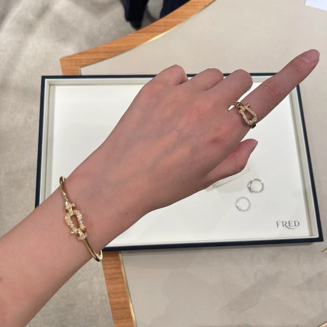 High-Quality Tether Hoof Ring with Cash Buttons for £220 - 图片 3