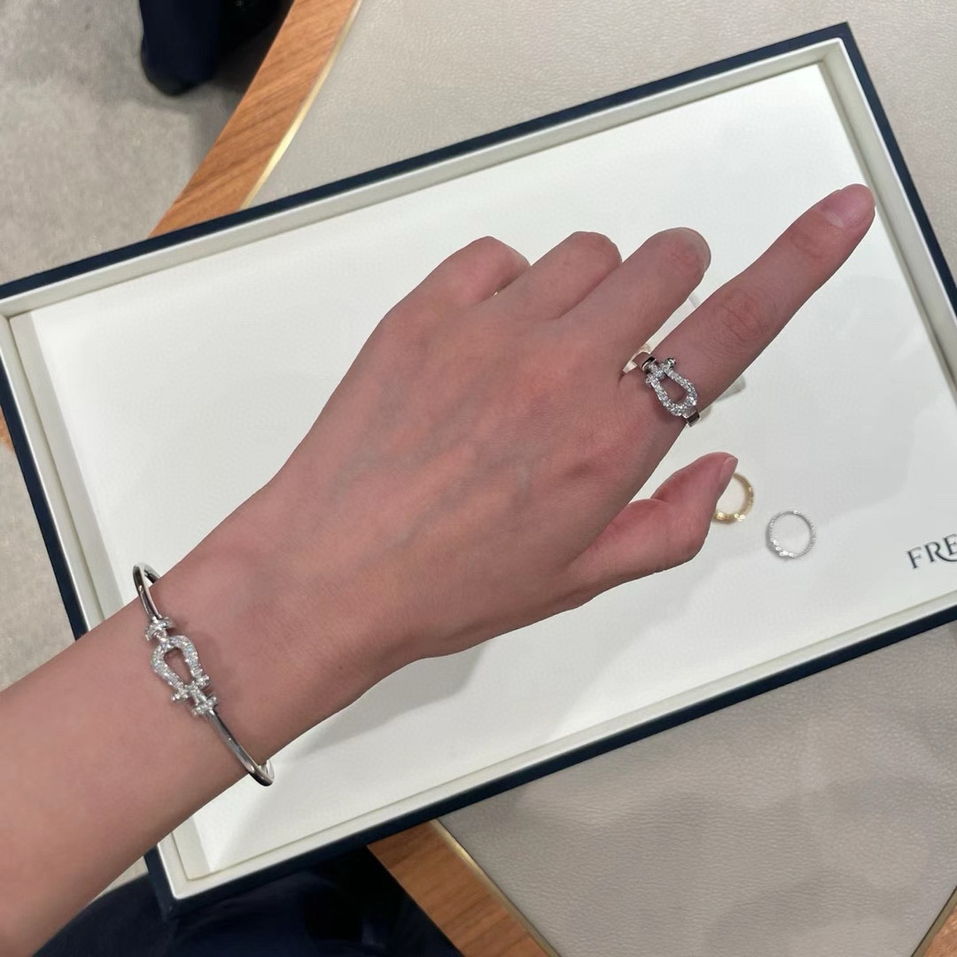 High-Quality Tether Hoof Ring with Cash Buttons for £220 - 图片 2