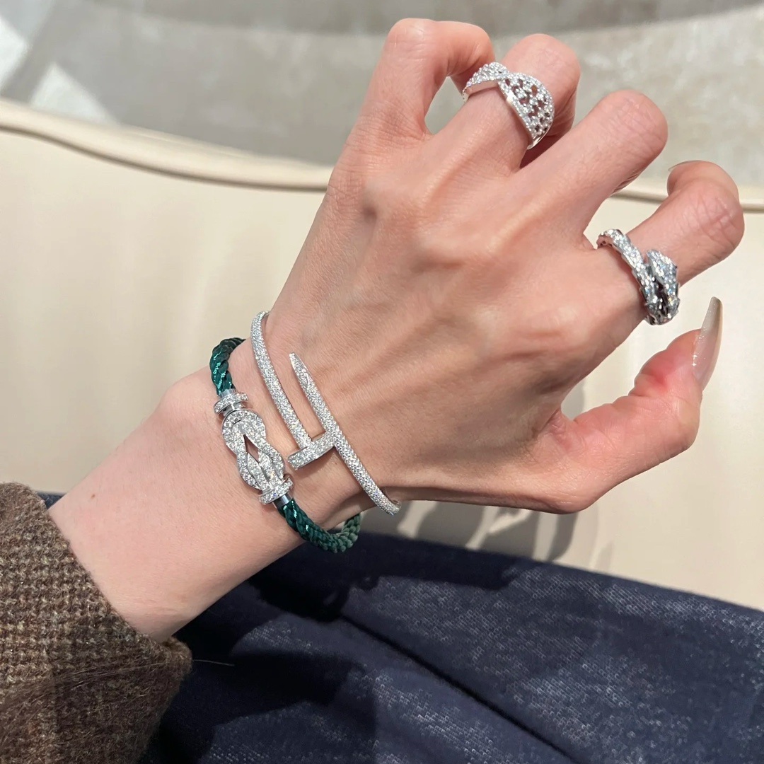 NO:115063,New products are released with hot wire Fred Fred full diamond, half diamond, and no diamond horseshoe buckle neutral high-quality black wire rope bracelet bracelet!  Bensheng Rope Brand Fashion, Exquisite FORCE Series Bracelet High-end Customization~Asian Gold Micro Electroplating 18k Gold Craft Seiko Horseshoe Buckle Bracelet!  The effect of getting started is very versatile. Internet celebrity experts. A must-have item for fashion. Rose gold, gold and silver buttons. Two sizes of 17/19cm for couples. Elegant accessories, bracelet, bracelet, gold19860909新品发布火爆钢丝费雷德 Fred斐登满钻、半钻、无钻马蹄扣中性款高品质黑色钢丝绳手链手镯！本命绳大牌 时尚 精致FORCE 系列手链高端定制～亚金微电镀18k金工艺 精工马蹄扣头手镯！上手效果非常百搭 网红达人 时尚一族必备单品 玫瑰金、黄金、银色扣头男女情侣款两个码数17/19cm,饰品精品,bracelet,bracelet,gold,Jewelry