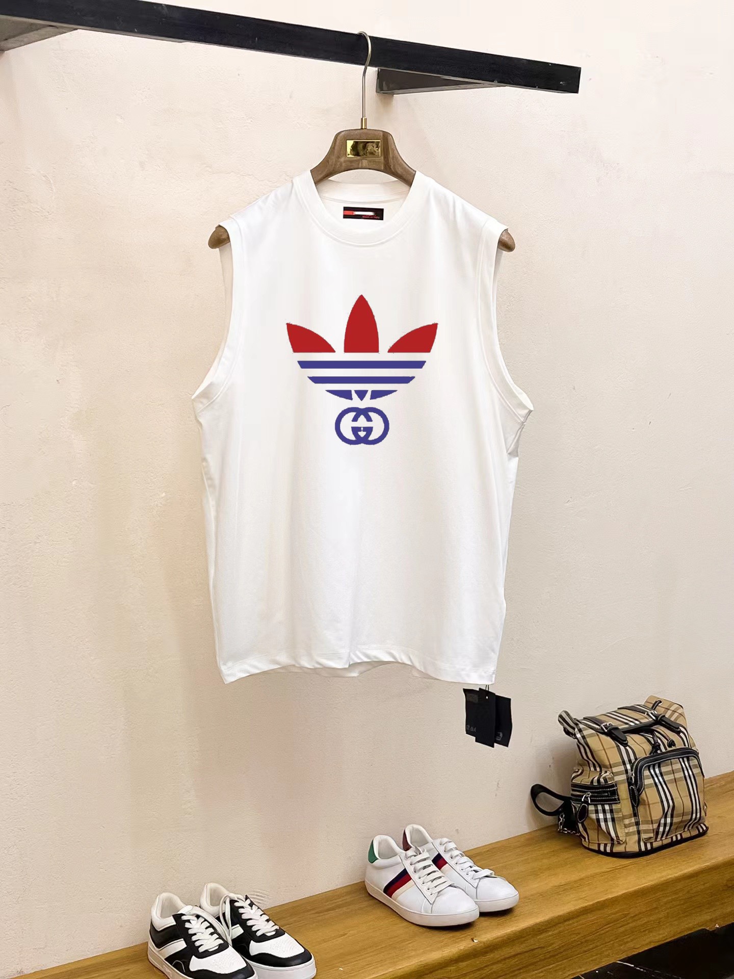 Gucci 品牌【GUCCI 古奇】2025夏季新品背心T袖 简约款式 任何人都可以轻松驾驶 进口定制丝光棉面料 手软舒适有型 吸汗透气