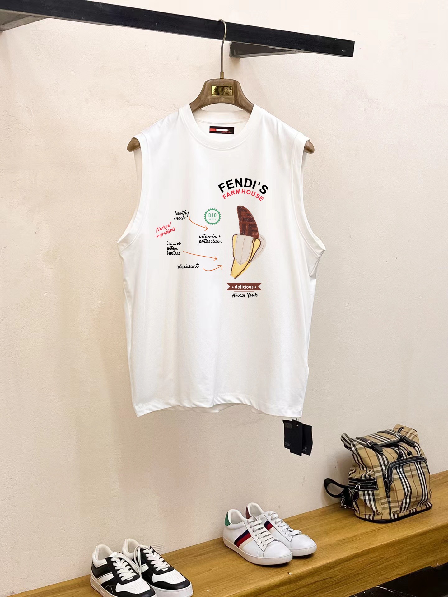 Fendi 品牌【FENDI 芬迪】2025夏季新品背心T袖 简约款式 任何人都可以轻松驾驶 进口定制丝光棉面料 手软舒适有型 吸汗透气