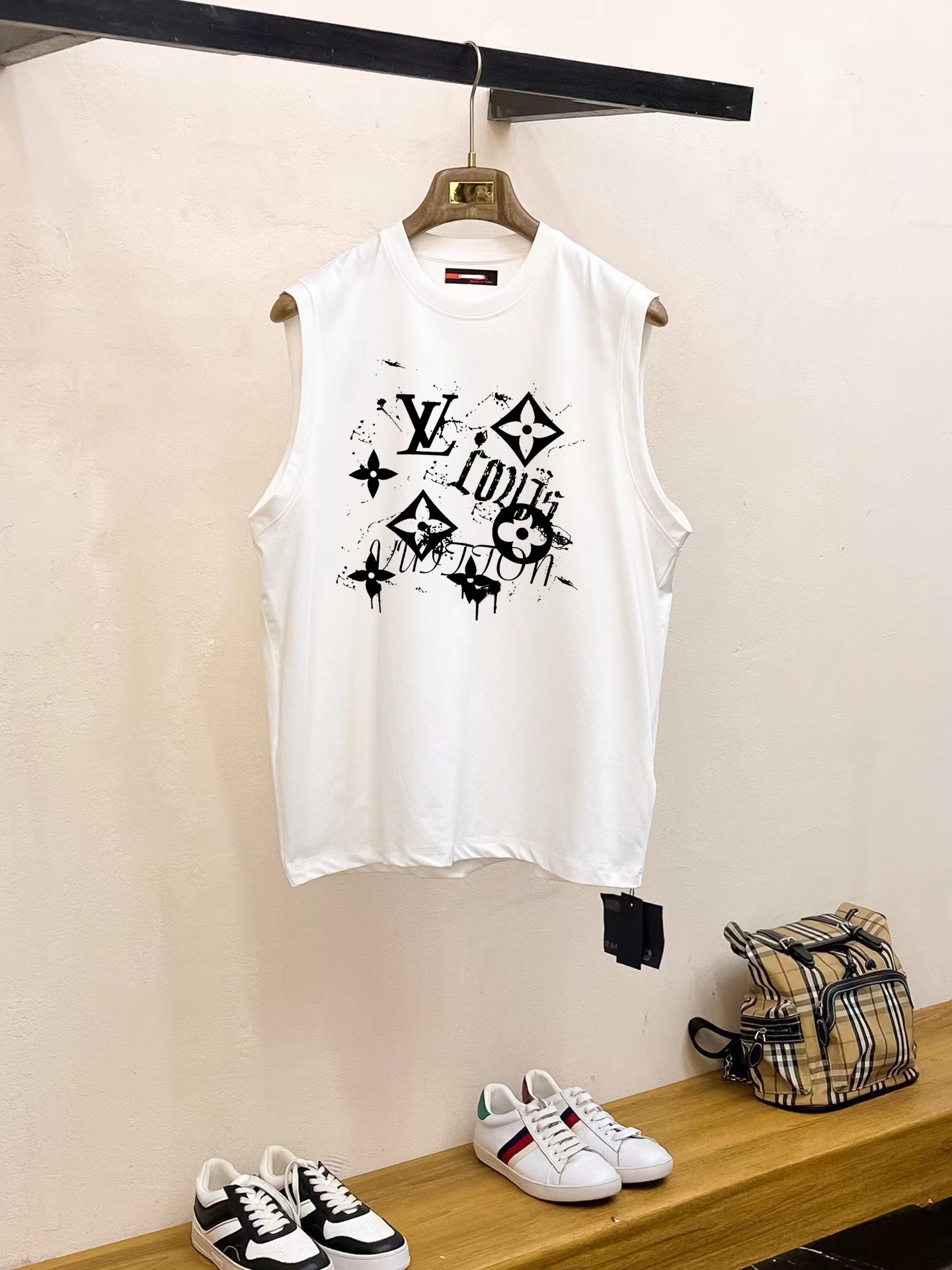 Louis Vuitton 品牌【LV路易威登】2025夏季新品背心T袖 简约款式 任何人都可以轻松驾驶 进口定制丝光棉面料 手软舒适有型 吸汗透气