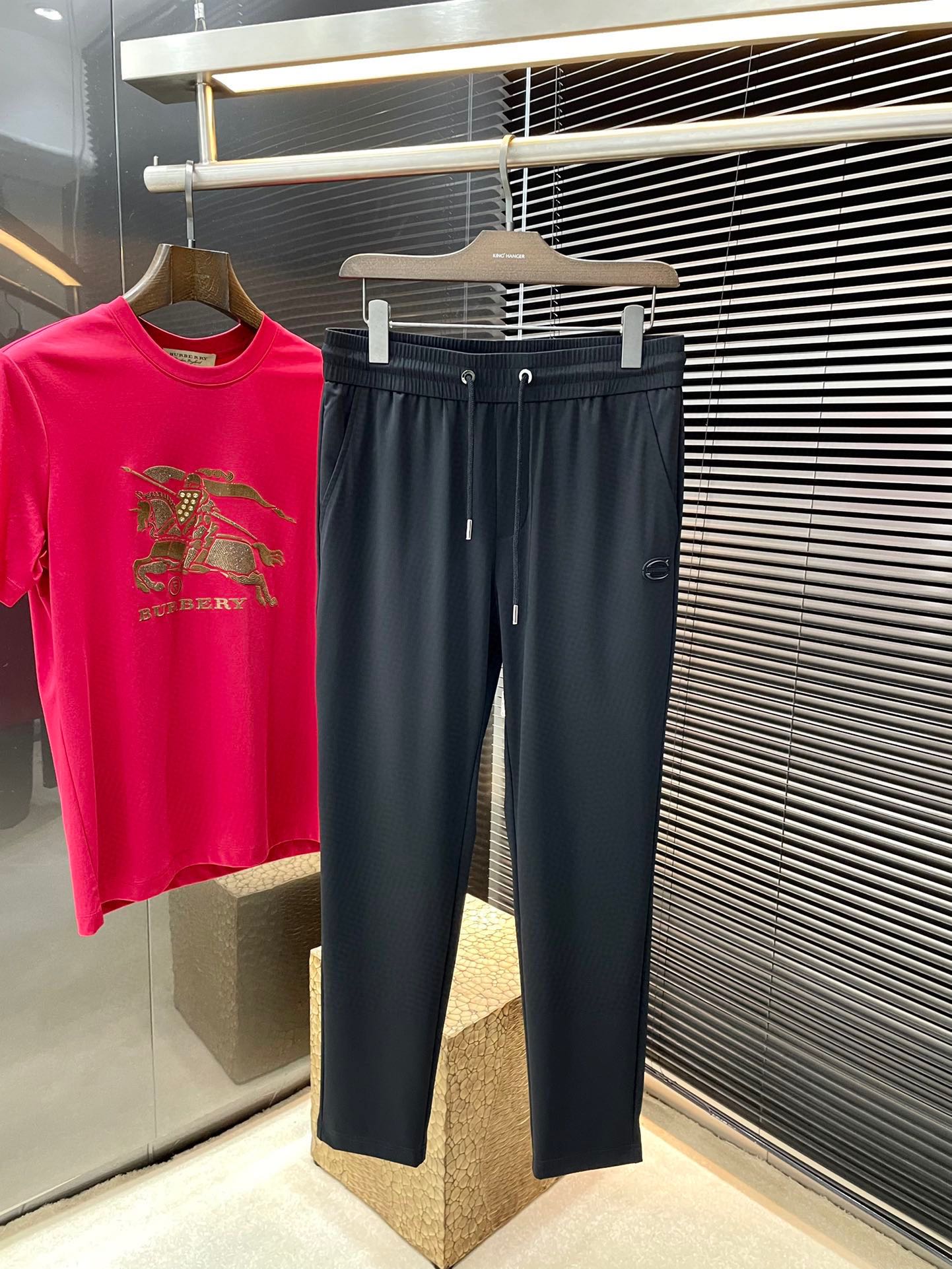 NO:161589,P Cavalli- (Cavalli) 2025 spring new style, the latest casual pants. The original pants are casual and versatile, casual and lazy, customized original Jinmin vertical striped fabric, full of comfort. High-end and atmospheric, does the flavor of spring have? The first choice. Number of codes 29-38 (37) purchasing level...,,alexander wang19860909P  Cavalli-（卡瓦利）2025春季新款,最新休闲裤.原版裤型上身休闲百搭、随性慵懒范,定制原版锦氨竖条纹面料,舒适感爆棚.高端大气,春天的味道有没有,首选 .码数 29-38（37）代购级别……,,alexander wang,Men's clothing