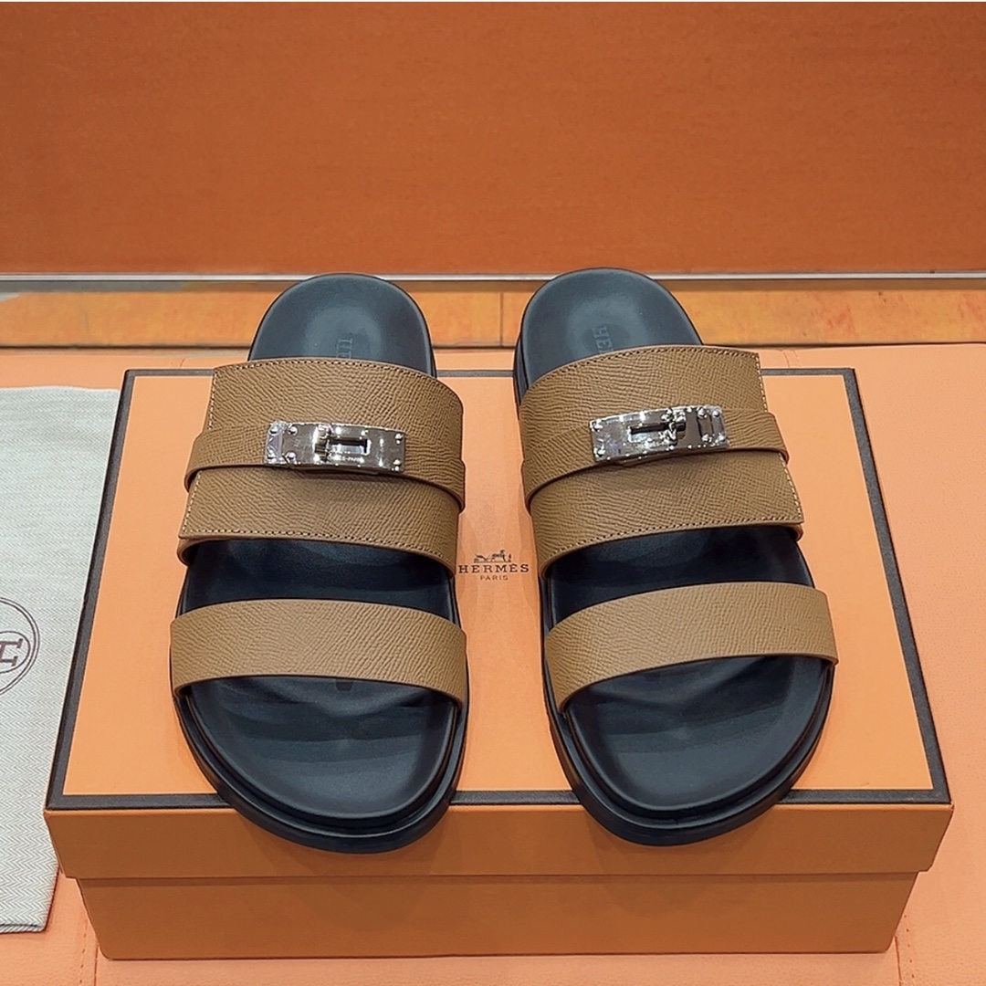 NO:407693,Original 1:1 top version Purchase level H Family 2025 spring and summer new model HERMES Hermes has been very popular recently - Sandals, paired with various colorful socks, it is very trendy. Imported leather on the upper, imported sheepskin inside, outsole Tpu non-slip wear-resistant, size 35-44 for women (44 and 45 are not returned or replaced)!  men's style, slippers, hermes, hermes, sandals, slippers, sheepskin, socks19860909原版1:1顶级版本 代购级别 H家 2025春夏新款 HERMES爱马仕最近火到不行的情侣款二舅鞋- 凉鞋,搭配各种彩色袜子,潮爆了 鞋面进口皮 内里进口羊皮 大底Tpu防滑耐磨大底 码数女35-44（44、45不退不换) ！男款,拖鞋,hermes,hermes,sandals,slippers,sheepskin,socks,Women's Shoes
