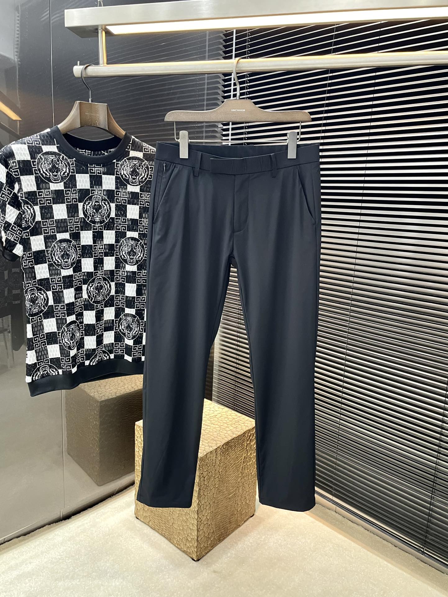 NO:161591,P PRADA- (Prada) Spring 2025 new product, same style on the official website, you don’t want to take it off when you wear it. Fashionable and trendy and versatile casual trousers. High-quality Korean imported nylon fabric is more textured, comfortable and soft draped, and slightly better. Such a good fabric is also very rare on the market. The details are considered in full detail. The workmanship is really superb. The thread is fine and well-proportioned, and there is no unnecessary thread. High-quality fashion. The best product for all occasions whether it is sports or casual! Size 29-38 (no 37), prada, prada, alexander wang19860909P  PRADA-（普拉达）2025春季新品 官网同款 穿上就不想脱下来 时尚潮流百搭休闲西裤 高品质韩国进口锦纶面料 更加有质感 舒适柔软垂坠更是略胜一筹 这么好的面料市面上也是极为少有 在细节上考虑的面面俱到 做工真的极其精湛 走线细密匀称 毫无多余线头 高品质时装 无论是运动还是休闲时候都能胜任各种场合的最佳强货！尺码29-38（無37）,,prada,prada,alexander wang,Men's clothing