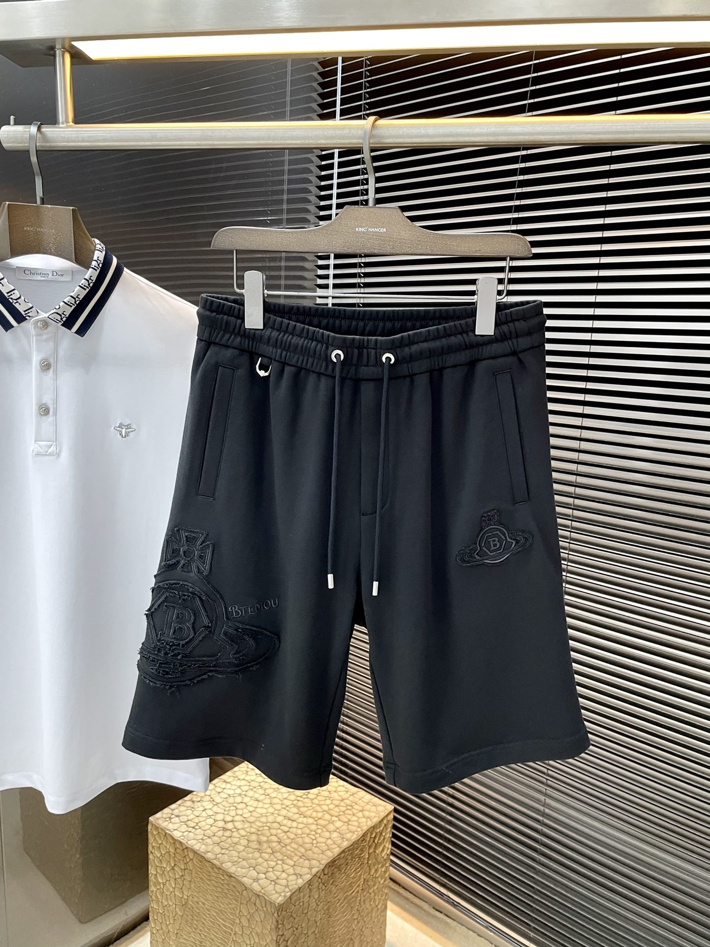 NO:161593,P vivienne west wood (Mrs. Cinthian Vivienne) 2025 spring and summer new style, the latest casual shorts. The original pants are casual and versatile, casual and lazy, high-end custom imported lyesel fabric, custom craftsmanship, and comfortable. High-end and atmospheric, does the summer taste have? First choice. Code number M1 XXXL purchasing level..., shorts, alexander wang19860909P  vivienne west wood（西太后 薇薇安）2025春夏季新款,最新休闲短裤.原版裤型上身休闲百搭、随性慵懒范,高级定制进口莱赛尔面料,订制工艺 舒适感爆棚.高端大气,夏天的味道有没有,首选 .码数 M一XXXL代购级别……,,shorts,alexander wang,Men's clothing