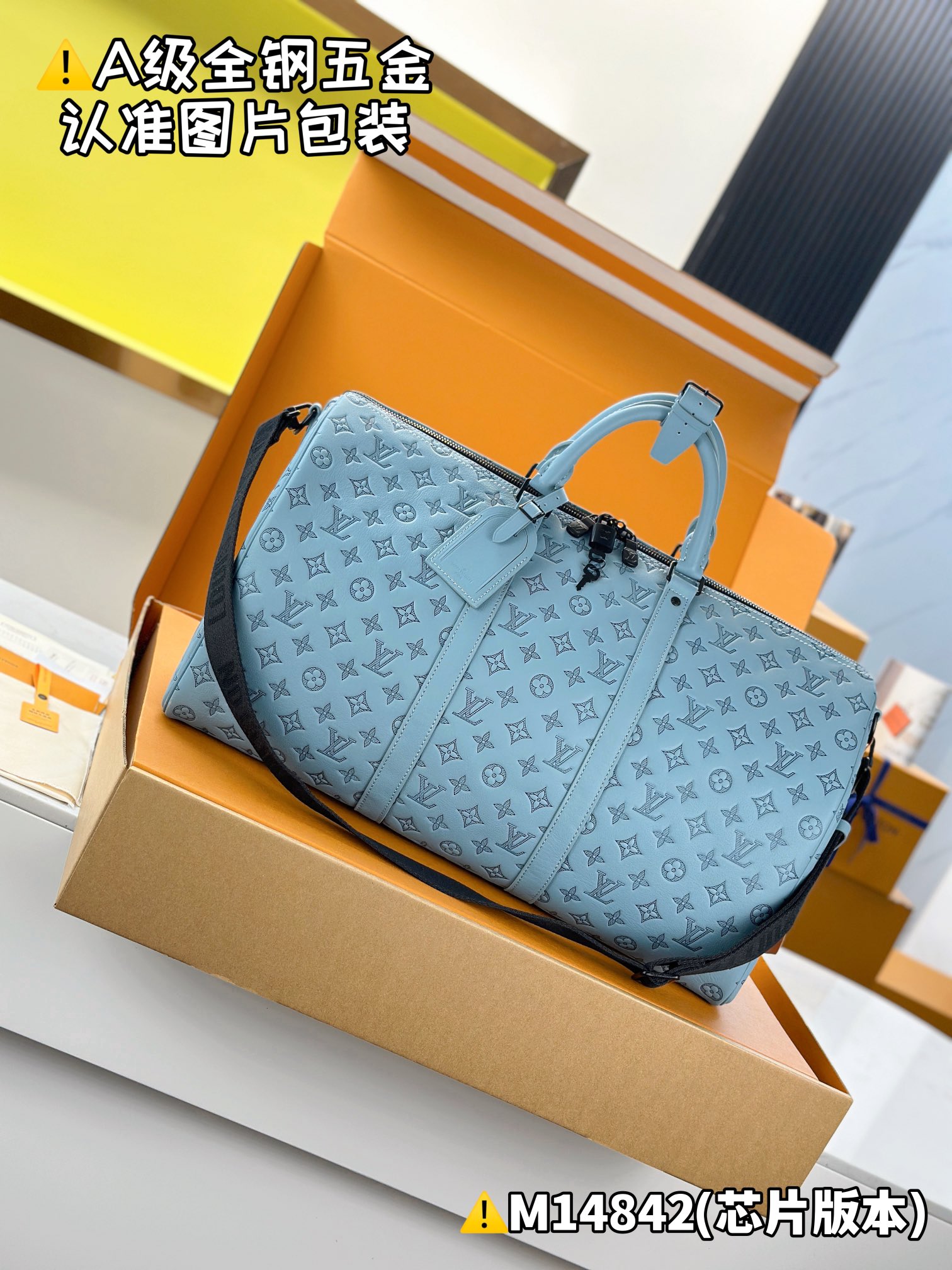 NO:551385,M14842 new color [chip version with full counter packaging] KEEALL BANDOULIRE 50 travel bag This Keeall Bandoulière 50 travel bag is made of soft Monogram Shadow cow leather, and the Monogram pattern is depicted using embossing and printing processes to create a rich visual hierarchy and vitality. The size of the boarding luggage hides ample space. 50 x 29 x 23 cm (length x height x  width).160121800,,cowhide19860909M14842 新颜色【芯片版配全套专柜包装】 KEEALL BANDOULIRE 50 旅行袋 本款 Keeall Bandoulière 50 旅行袋取材柔软 Monogram Shadow 牛皮革,先后以压印和印花工艺描绘 Monogram 图案,营造丰富视觉层次和活力气息.登机行李尺寸暗藏充裕空间.50 x 29 x 23 厘米 (长度 x 高 x 宽).160121800,,cowhide,Bag