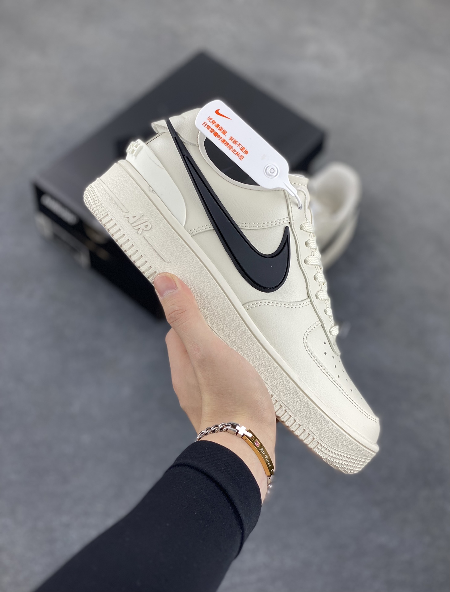 今日 👊全新码齐💯 Nike Air Force 1 Low AMBUSH联名 原楦头原纸板 打造纯正空军版型 专注外贸渠道 全掌内置蜂窝气垫 原盒配件 原厂中底钢印、拉帮完美 货号:DV3464-002