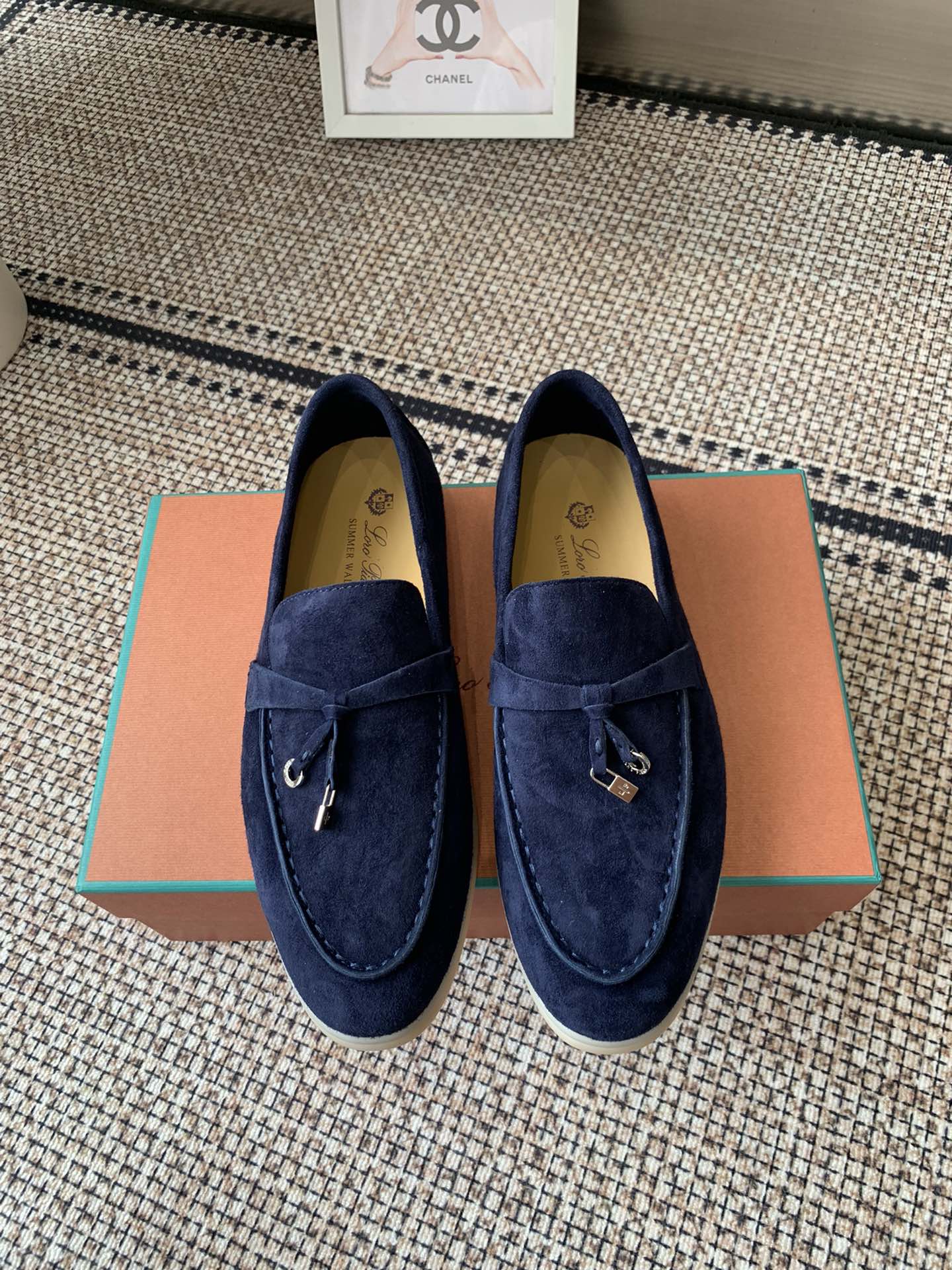 NO:265091,Men's Loro Piana Nuoyou Pianya One-foot loafers Original wide sole wide sole uses imported water dyed sheep skin Cowhide inner cowhide midsole All-round one-to-one restoration of the counter process flow All cowhide pulling process flow Exclusive original mold wide sole Comparison of entry and exit at will Number 39-45, loafers, loro pigafers, cowhide19860909男款 Loro Piana 诺悠翩雅 一脚蹬乐福鞋  原版大底宽底 采用进口水染羊津皮 牛皮内里 牛皮中底  全方位一比一复原专柜工艺流程 中底部全牛皮拉绑工艺流程 独家原版开模宽底 随意进出专柜对比 码数39—45,乐福鞋,loro piana,loafers,cowhide,Women's Shoes